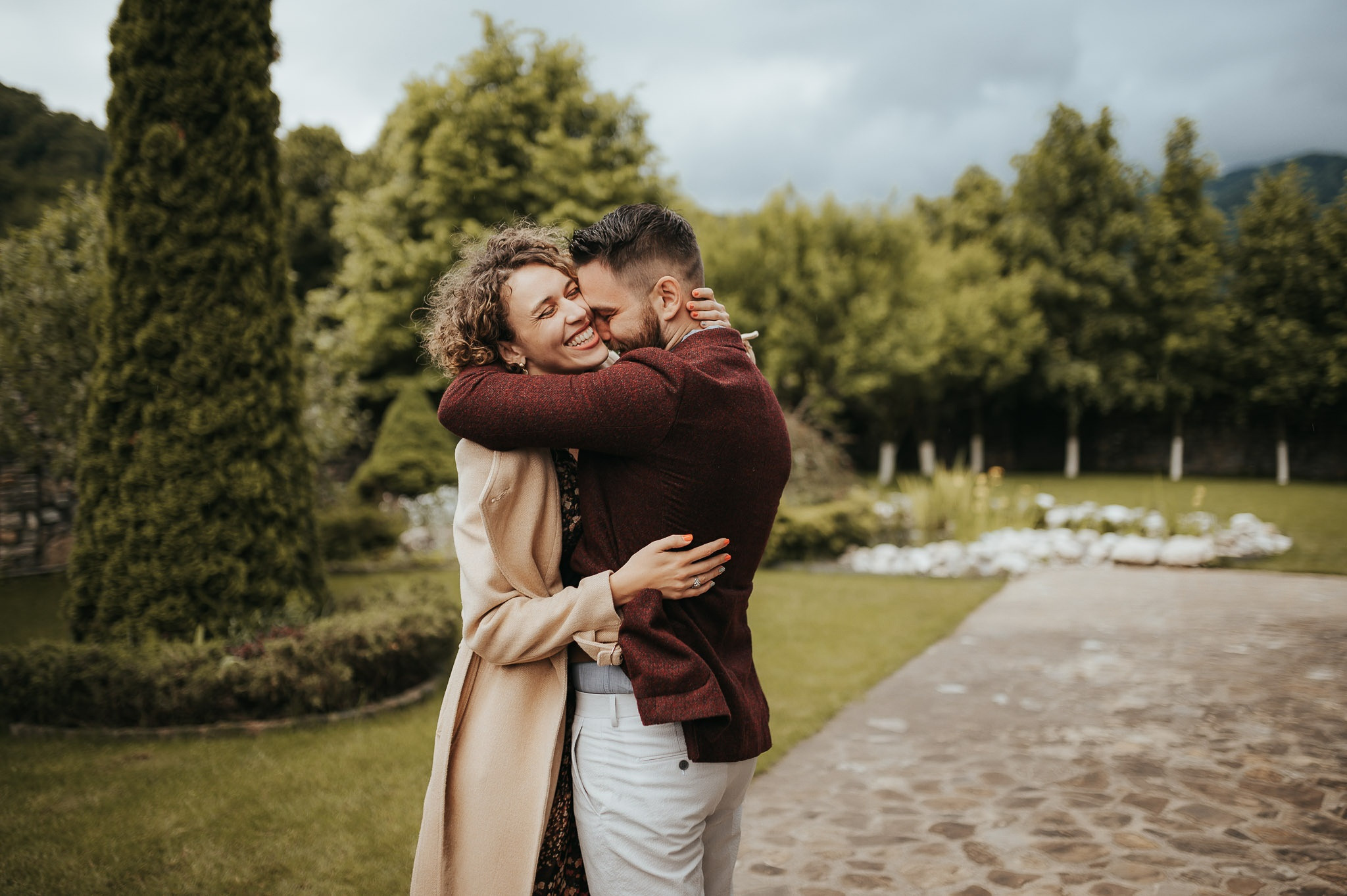 Cuplu dansand prin ploaie 