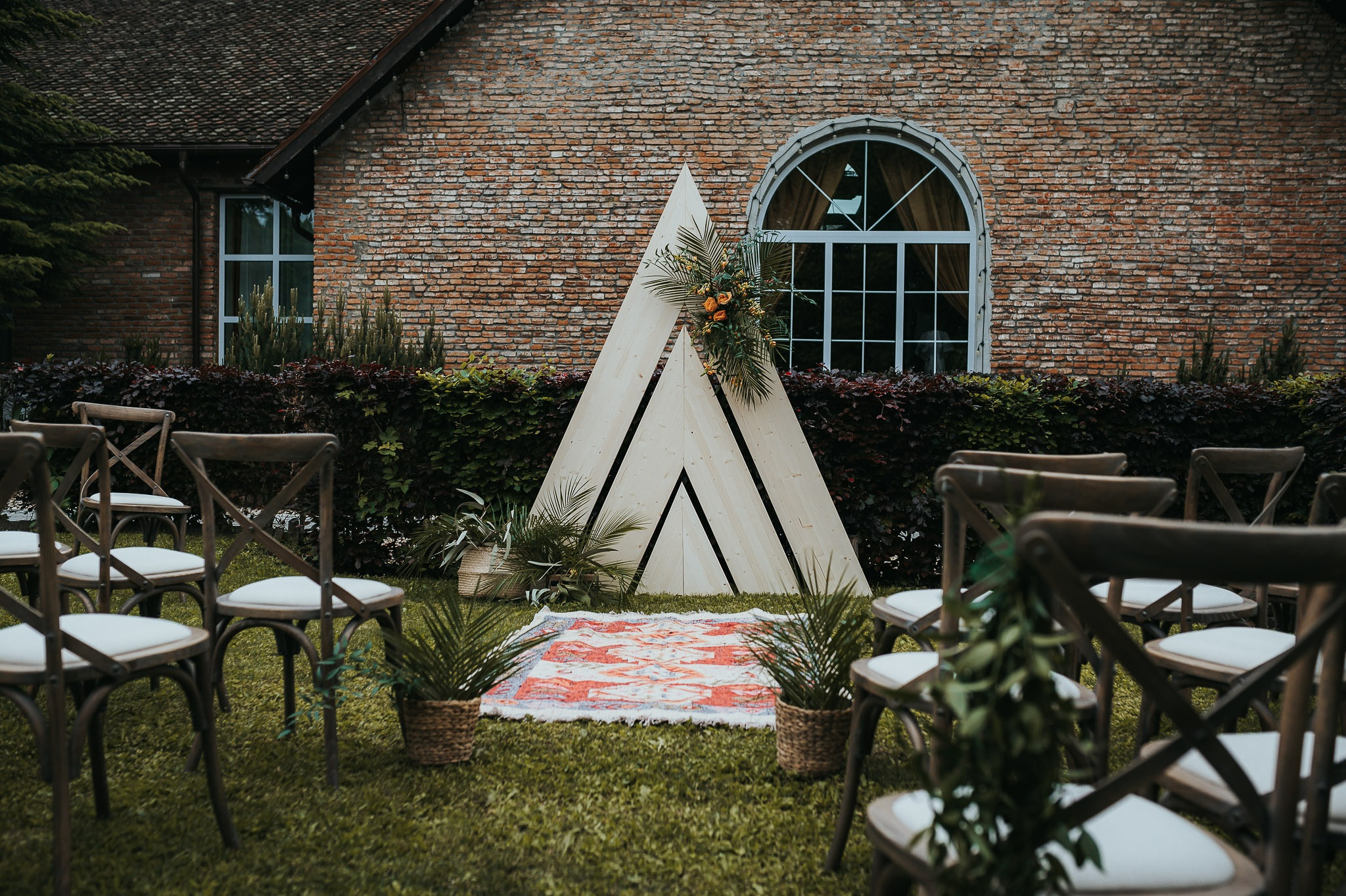 Dream wedding in Boho style at Heldsdorf Mansion in Brasov. Valentin Melen — wedding photographer
