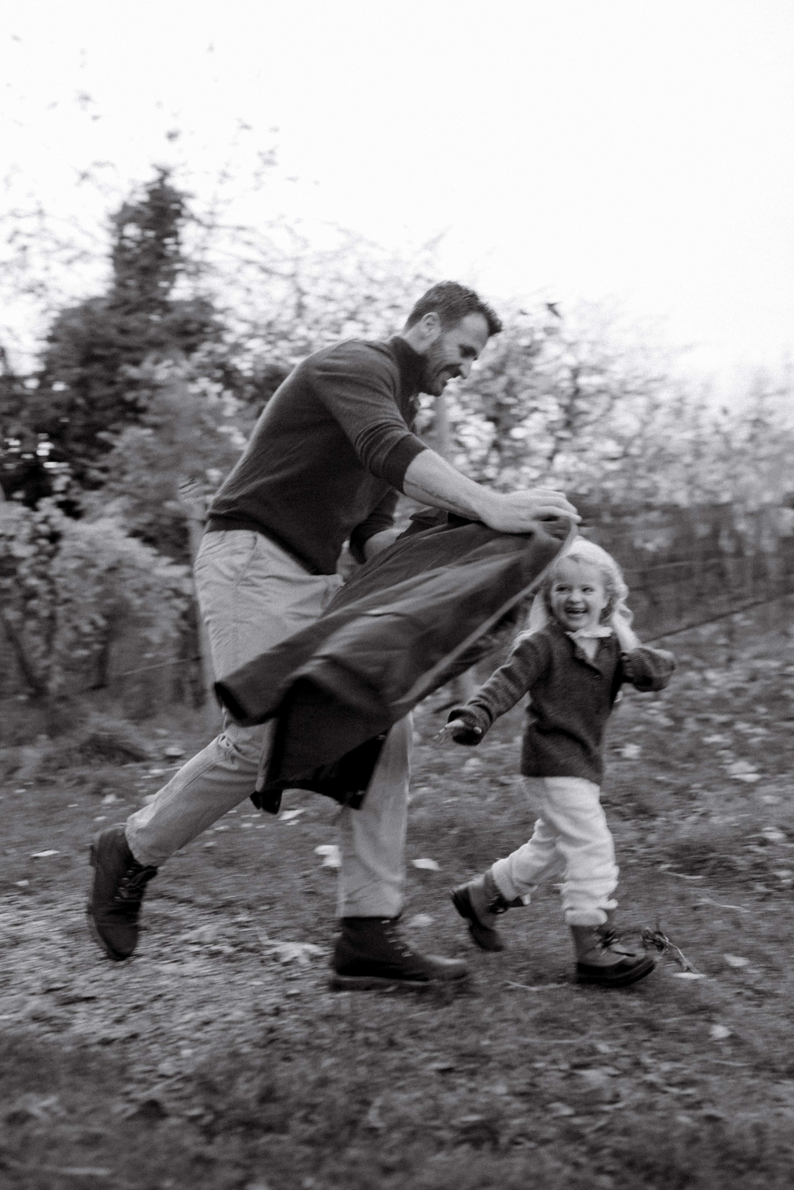 Polina Sobol — family & documentary photographer in Bern. Outdoor & urban photo sessions for families, kids and couples