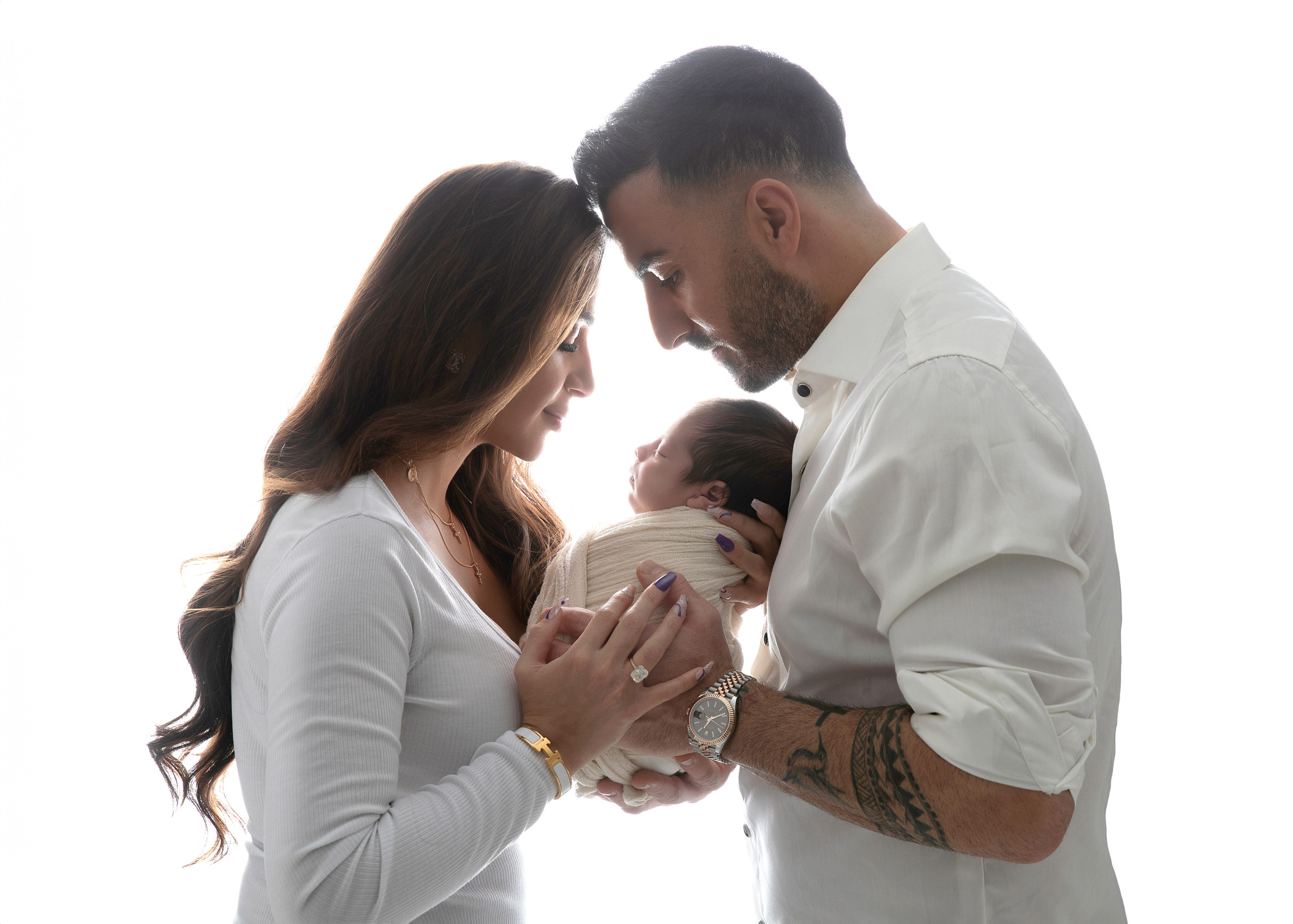 "En varm och kärleksfull familjefotografi med nyfödda tvillingar och deras äldre bror eller syster. Bilden fångar glädjen och stoltheten i att vara en del av en utökad familj."