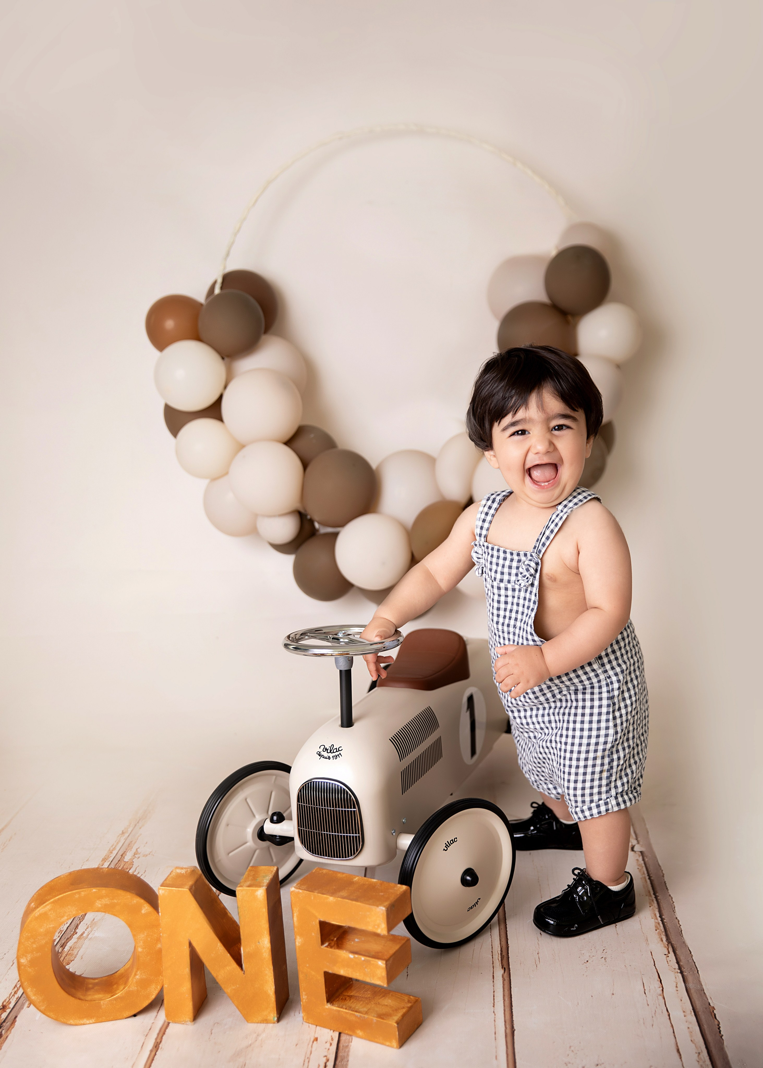 En minnesvärd fotossession för din ettåring som dokumenterar den glädje och festliga stämningen vid deras första födelsedag.