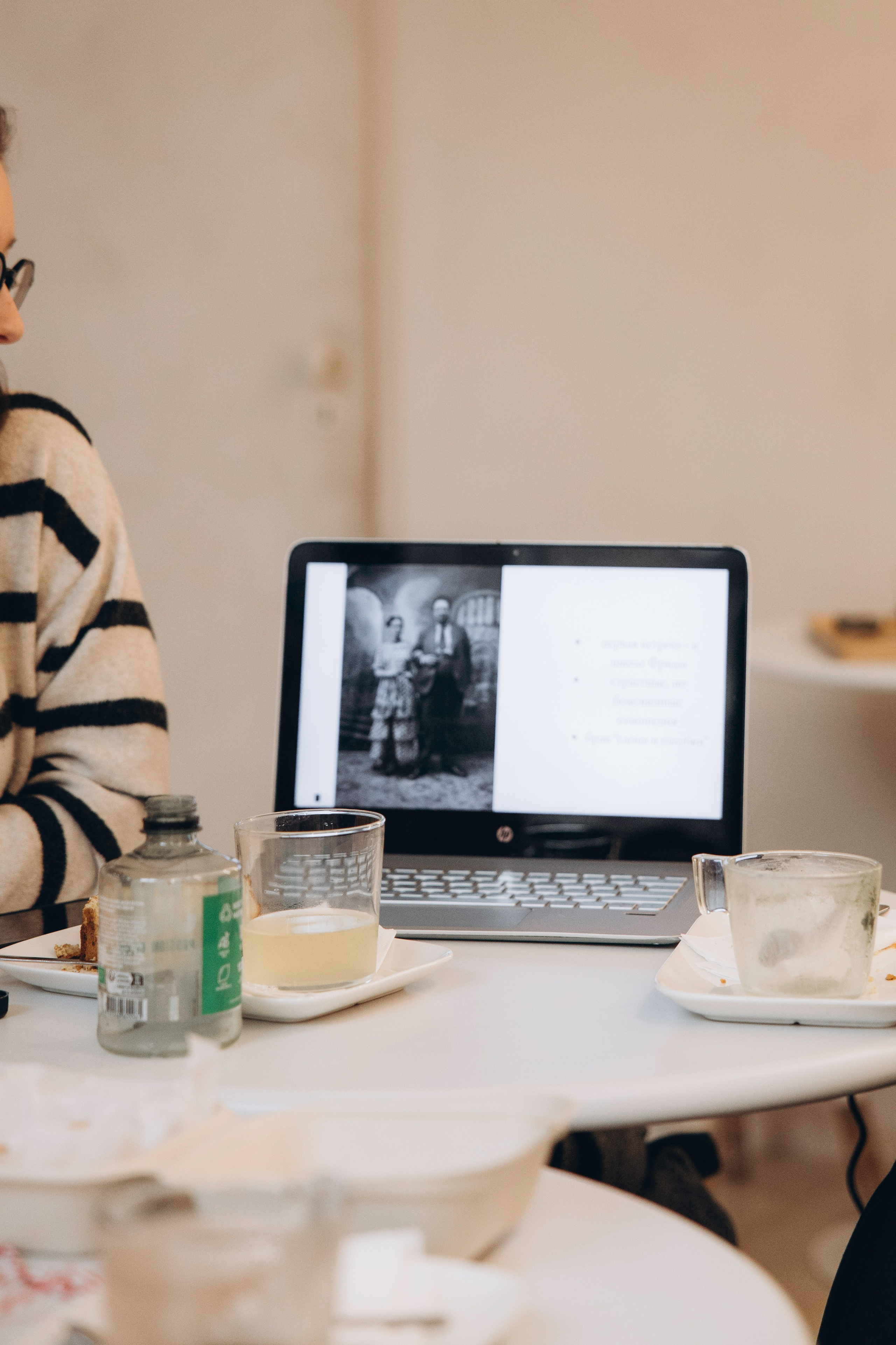 Event photo session for Art brunch Toulouse. Eugenie Smirnova — wedding, corporate and lifestyle photographer in Toulouse and Southwest France