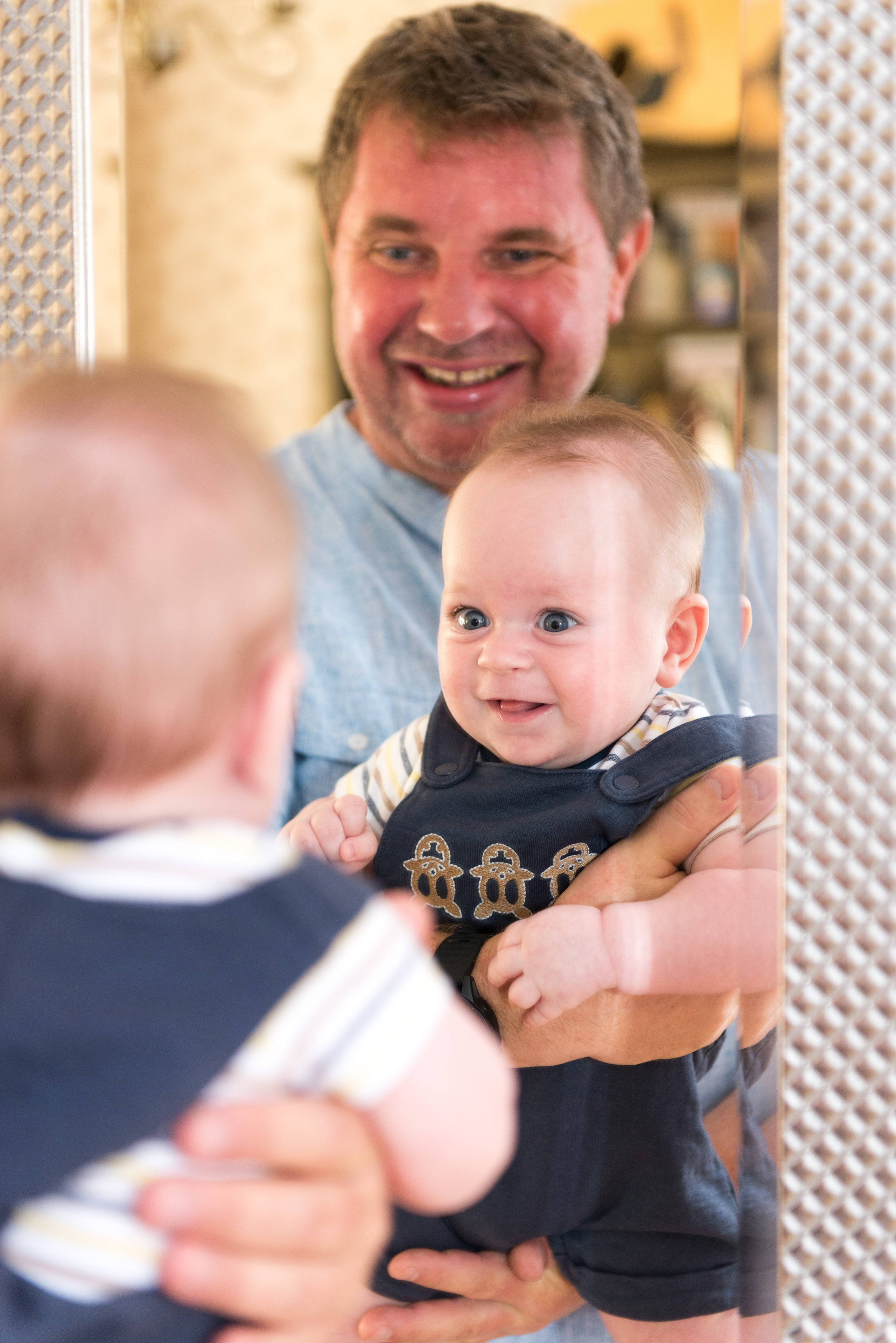 Fotograf botez, sedinta foto acasa, fotografii cu bebe, fotograf profesionist botez Bucuresti, sedinta foto de familie, sedinta foto cu bebe, fotografii la botez acasa, fotografii pregatiri bebe, botezul bebelusului, obiceiuri la botez, fotograf pentru botez, oferta foto botez, fotograf profesionist Bucuresti, botezul.