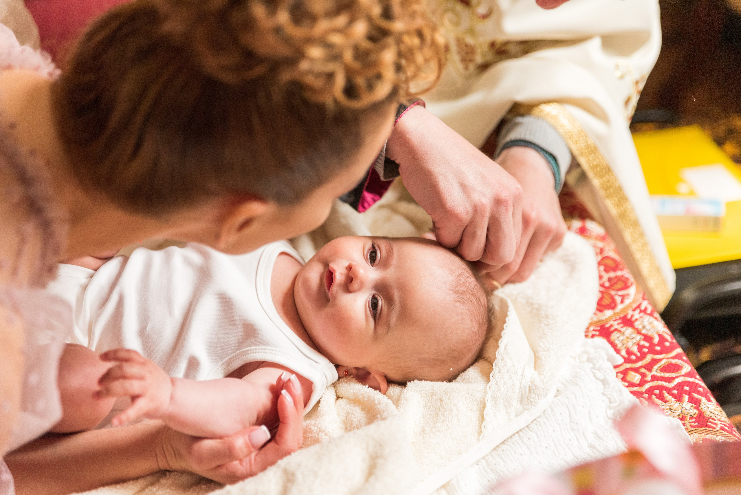 Fotograf botez, sedinta foto acasa, fotografii cu bebe, fotograf profesionist botez Bucuresti, sedinta foto de familie, sedinta foto cu bebe, fotografii la botez acasa, fotografii pregatiri bebe, botezul bebelusului, obiceiuri la botez, fotograf pentru botez, oferta foto botez, fotograf profesionist Bucuresti, botezul.