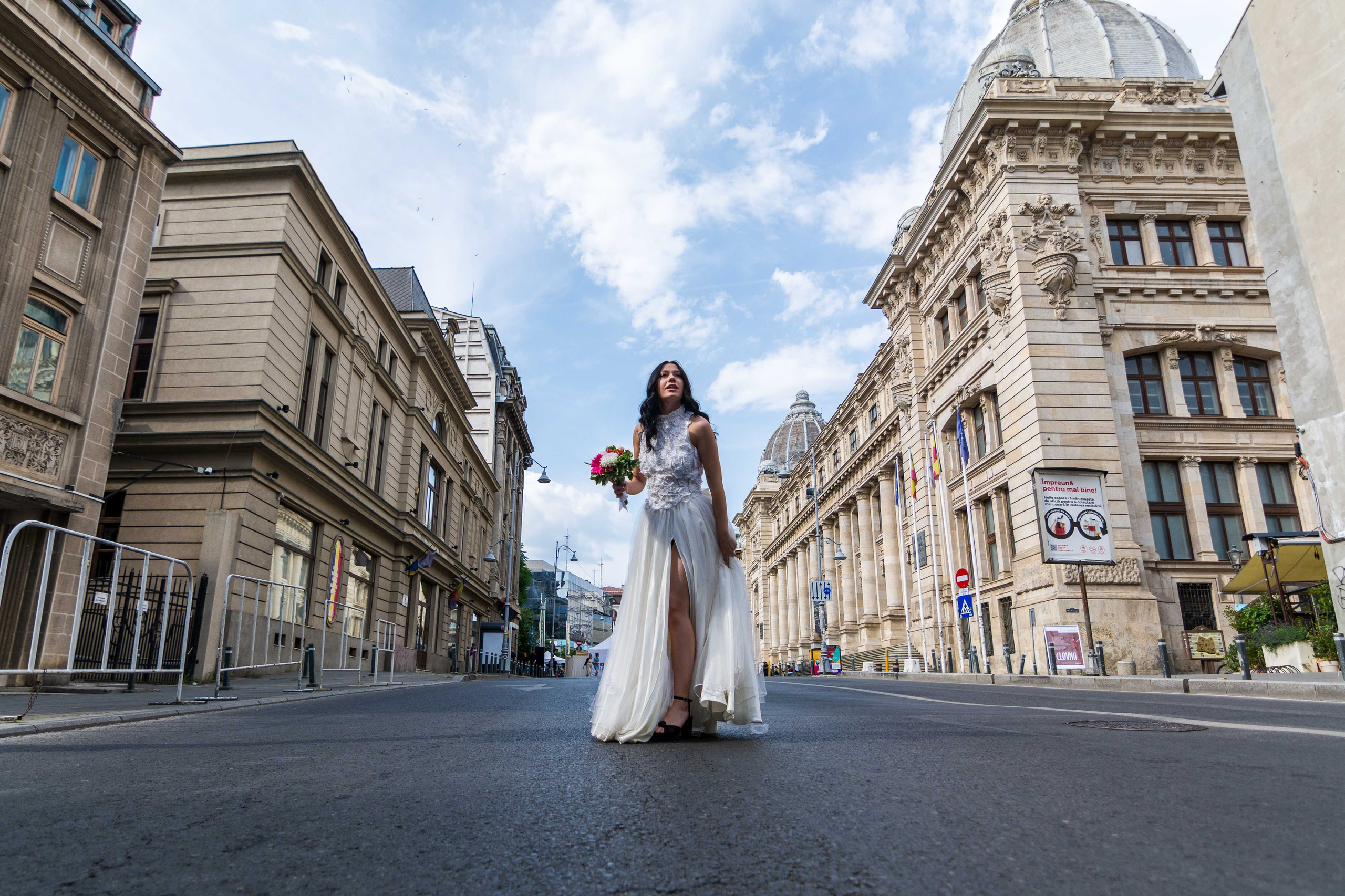 Trash the dress, sedinta foto nunta, centrul vechi, sedinta foto centru vechi, sedinta foto Bucuresti, fotograf nunta Bucuresti, fotograf profesionist centrul vechi, sedinta foto after wedding, Idei pentru ședința foto Trash the dress, locații ședință foto trash the dress în România, sedinta foto dupa nunta, pachet foto “TRASH THE DRESS" After wedding