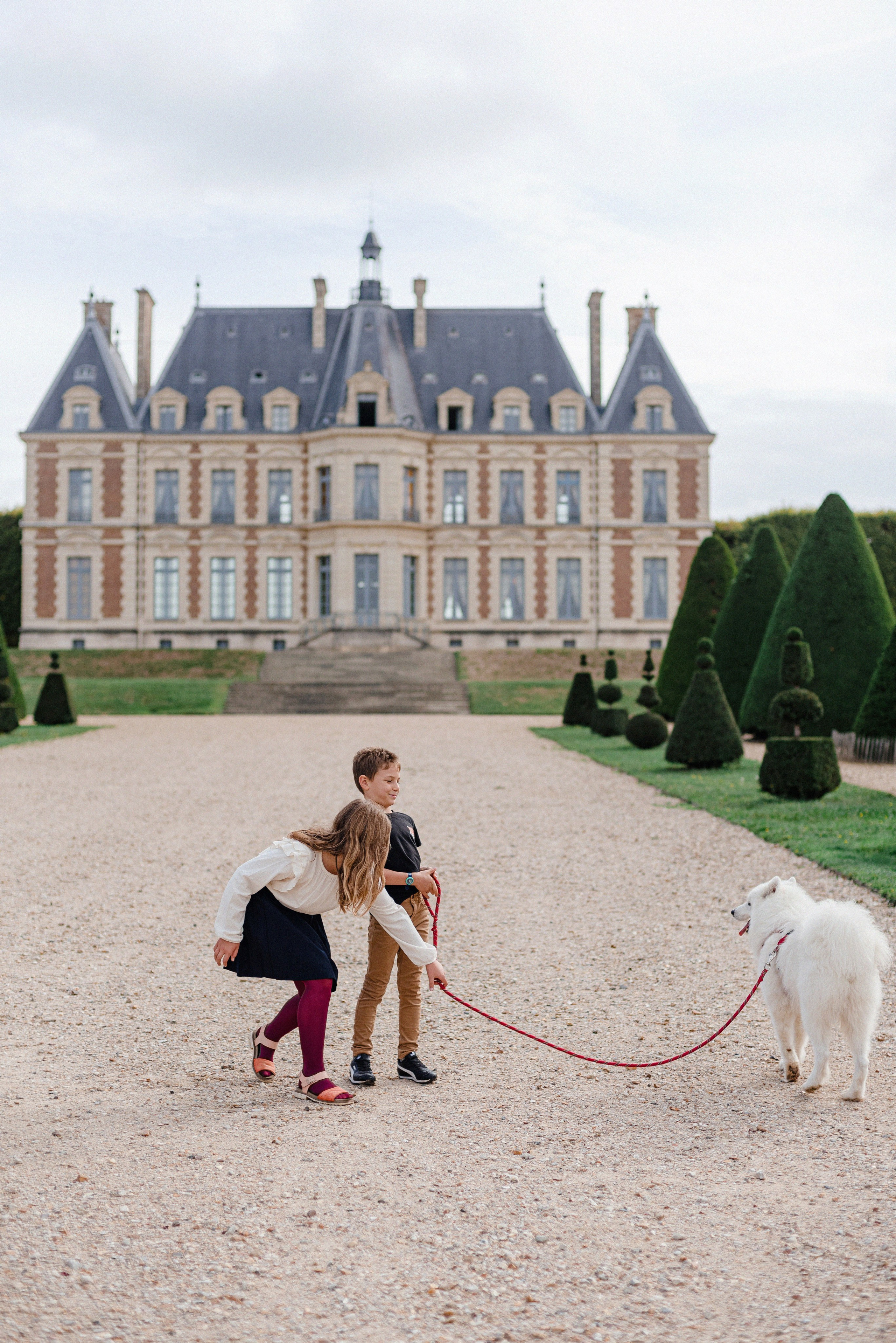 Autumn family photoshoot in a Parisian park. Ksenia Marchand/ Lifestyle photographer in Paris