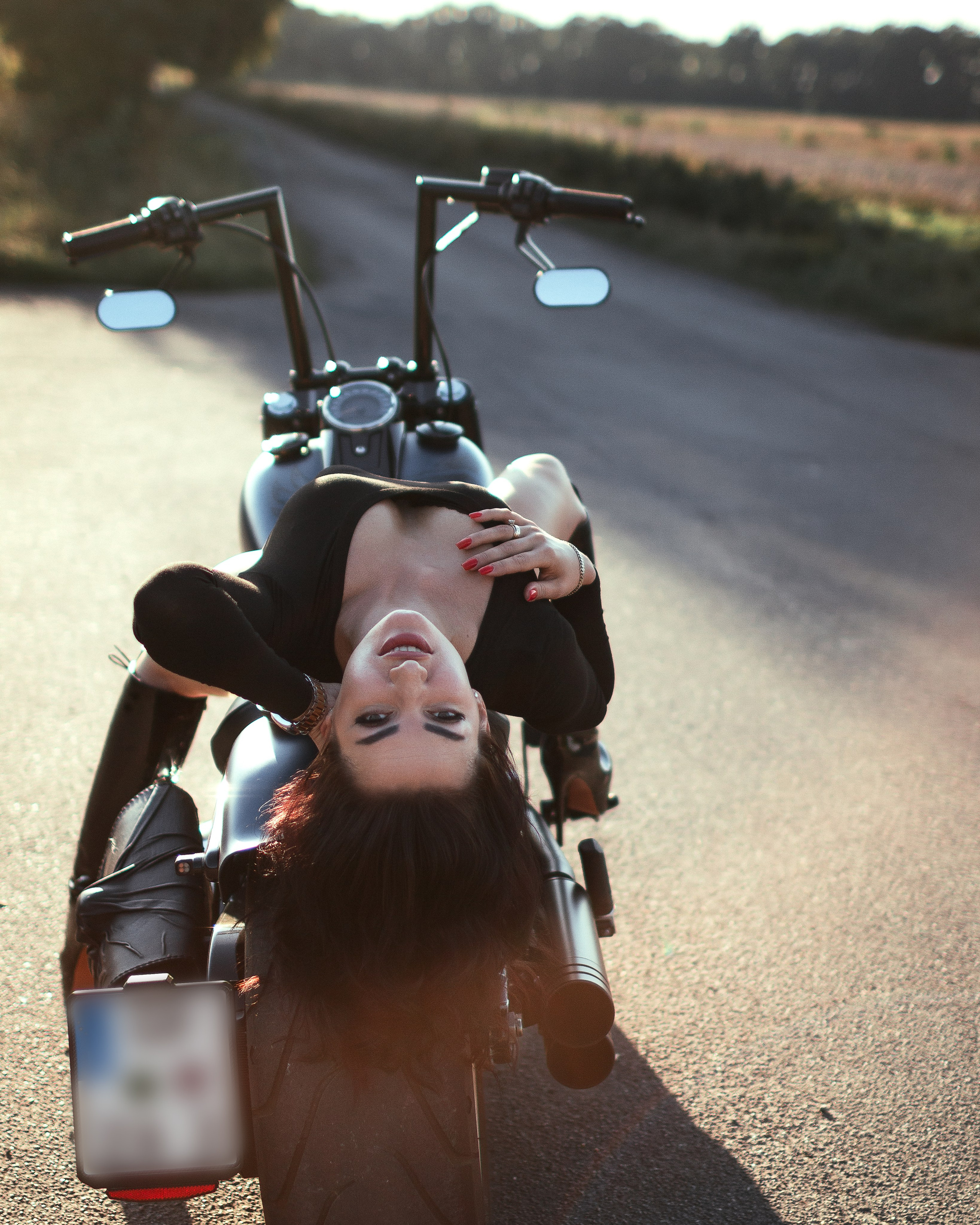 Sonnenuntergang  – Alena vor dem Motorrad im goldenen Licht