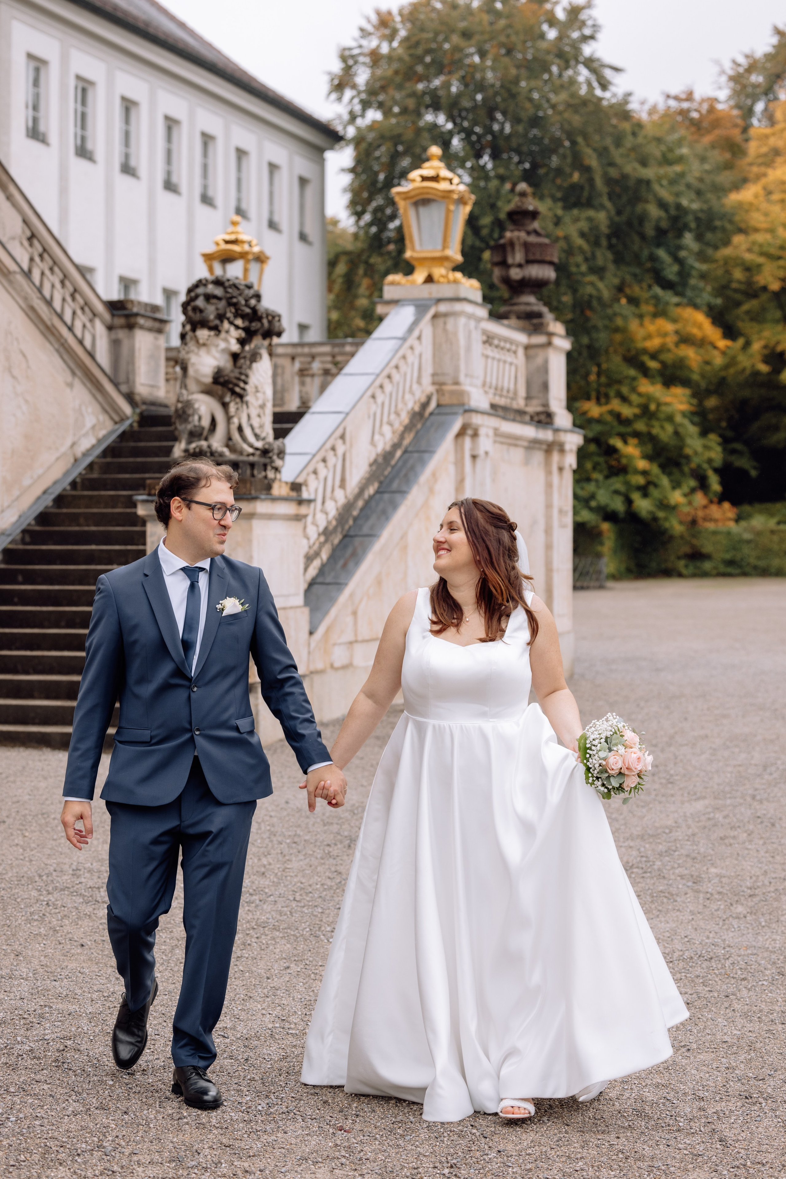 Paar läuft und spaziert zusammen vor dem Schloss Nymphenburg