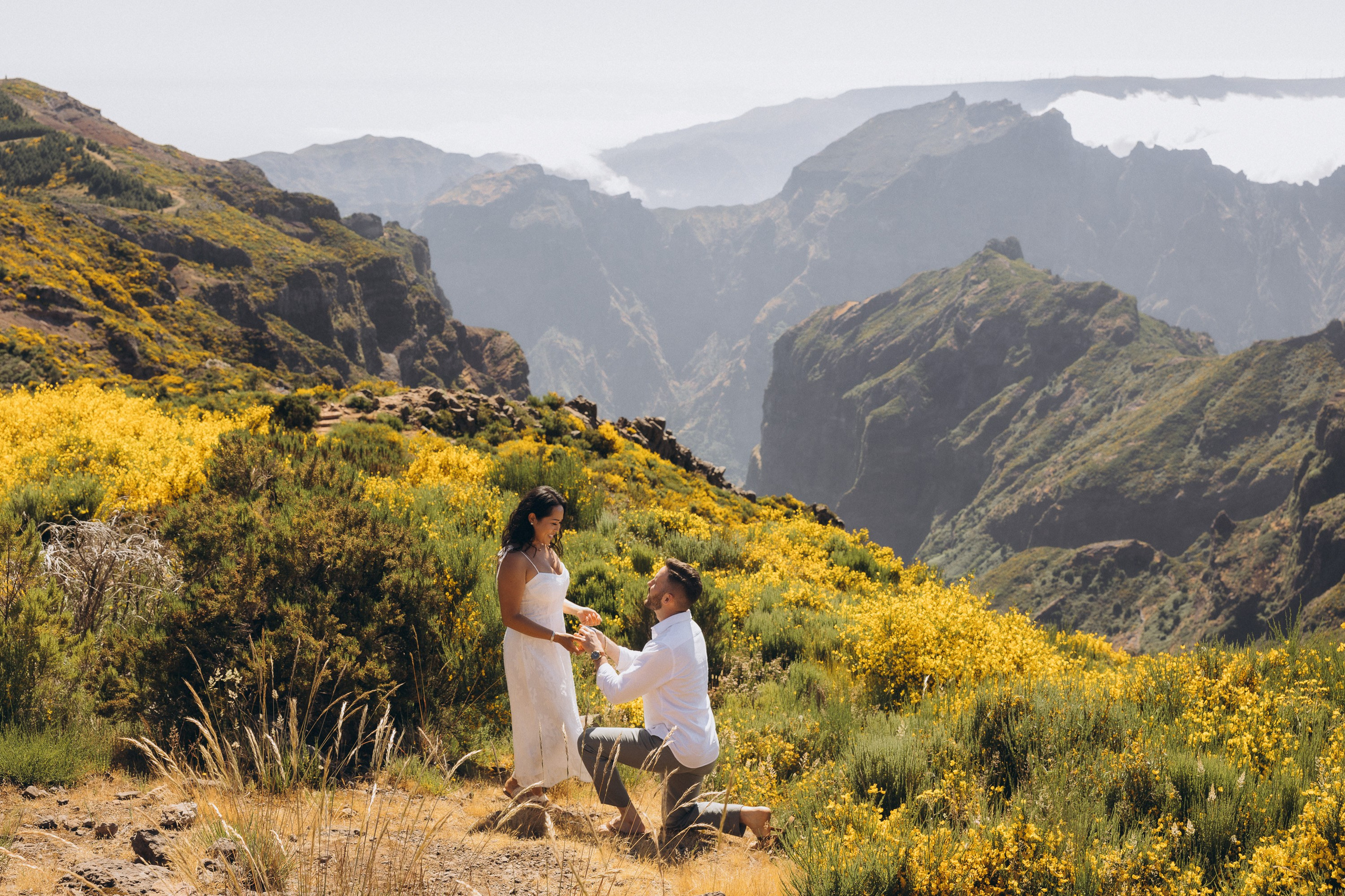 Proposal at Pico do Arieiro, Madeira – romantic engagement with breathtaking mountain views, capturing intimate moments in nature.