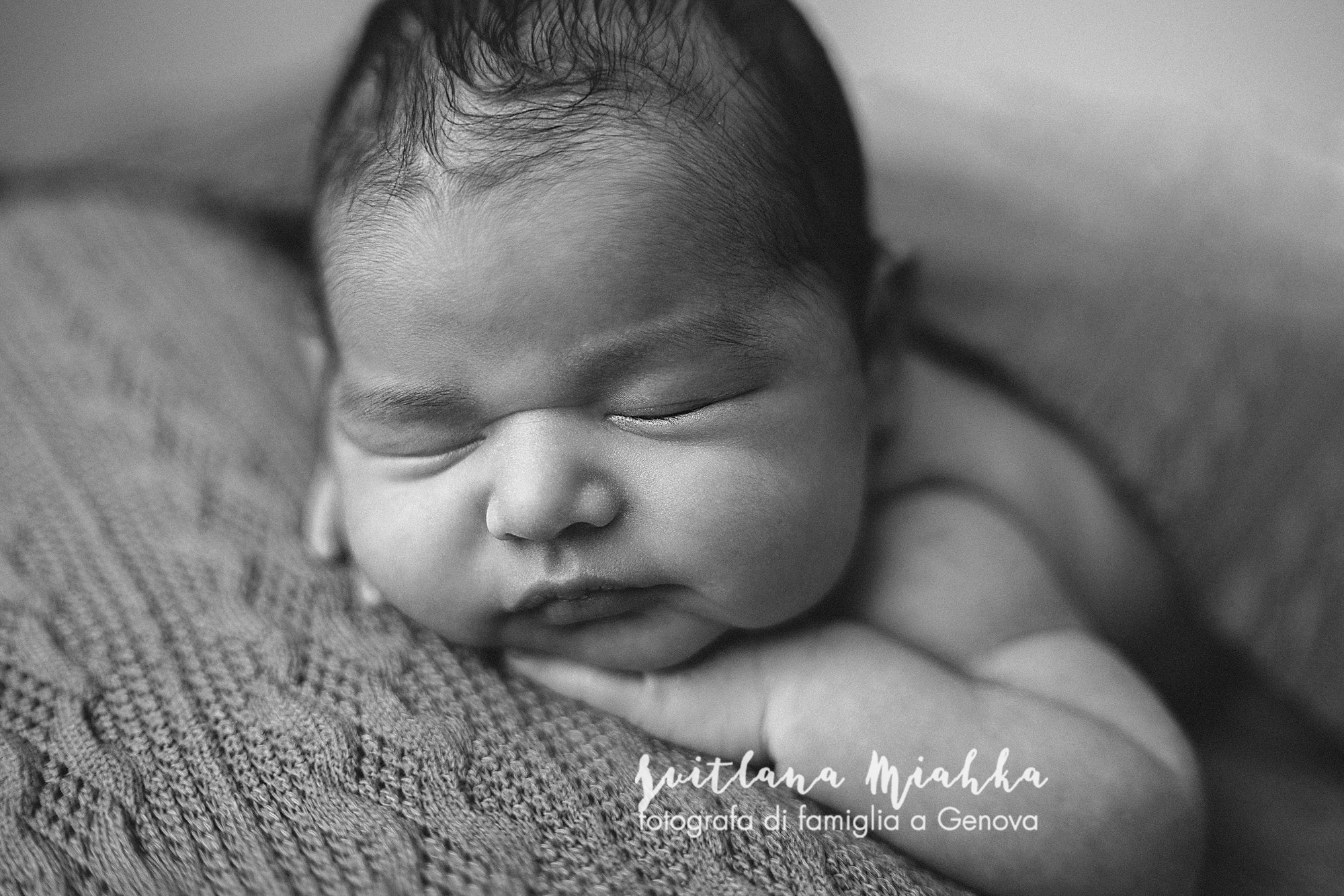Newborn. Svitlana Miahka fotografa a Genova