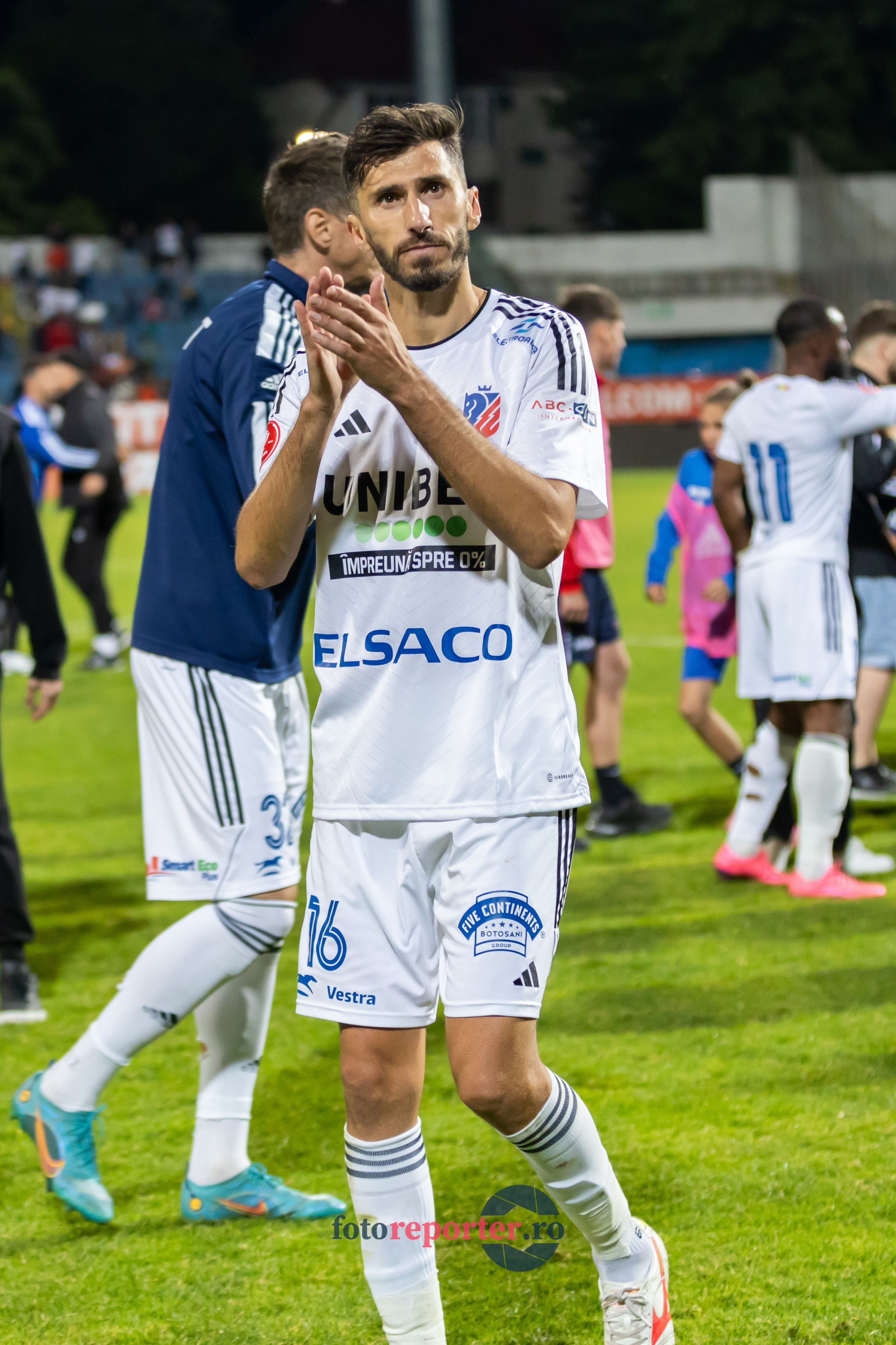 Galerie Foto: FC Botoșani vs. CS Mioveni - Pe 17 mai 2024, am fost martorii unei partide incredibile între FC Botoșani și CS Mioveni, în prima manșă a barajului pentru evitarea retrogradării. În fața unui stadion plin de emoție și speranță, echipa noastră a obținut o victorie importantă, cu un gol marcat de Aldair în minutul 93. 💪 *FC Botoșani 1-0 CS Mioveni*⚽️ Urmăriți momentele cheie ale meciului și bucuria suporterilor în această galerie foto! Pregătiți-vă pentru meciul de retur de pe 24 mai, când vom lupta din nou pentru a rămâne în prima ligă.#FCBotoșani #CSMioveni #BarajRetrogradare #ForzaBotoșani 