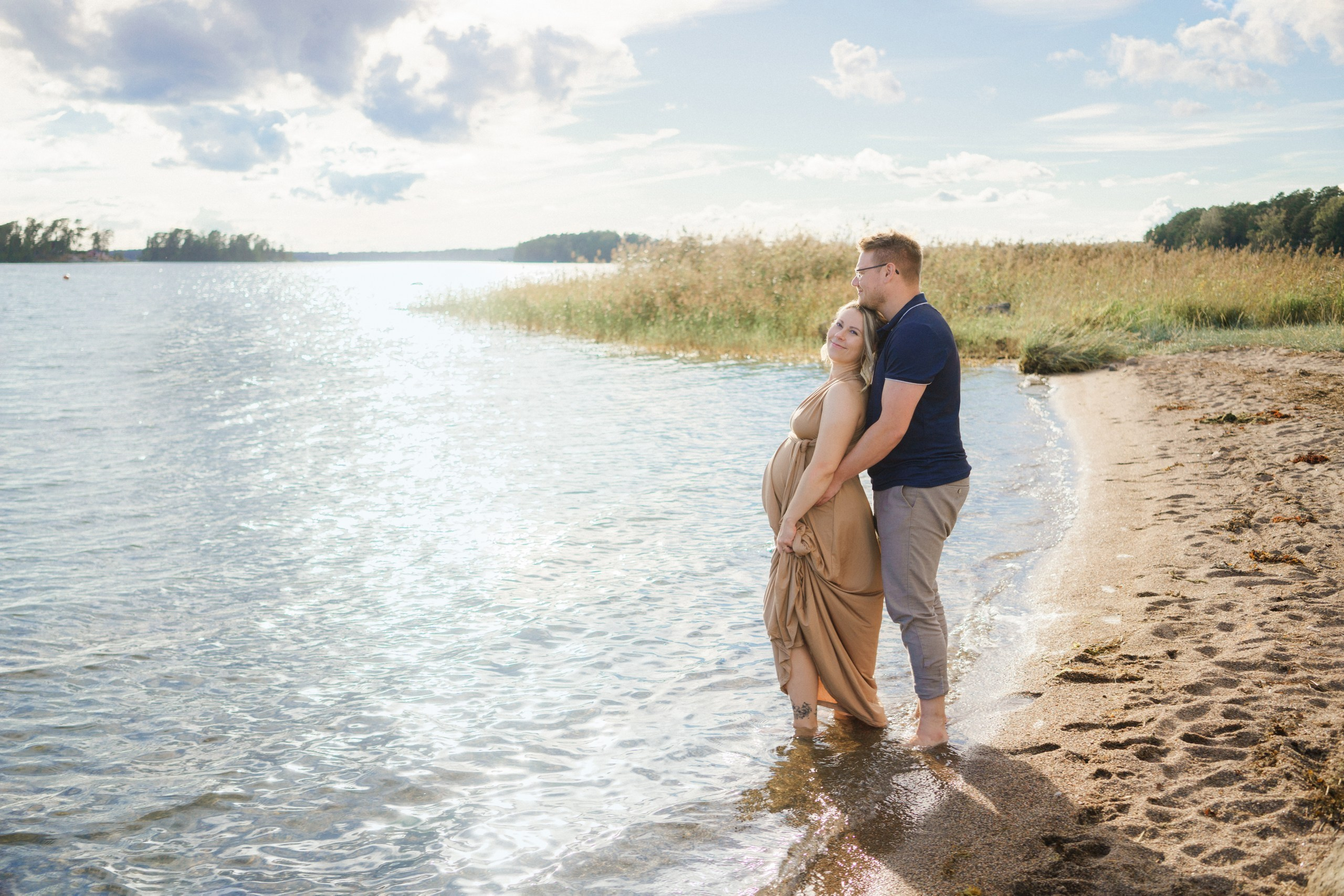 Raskauskuvaus Helsingissä merenrannalla