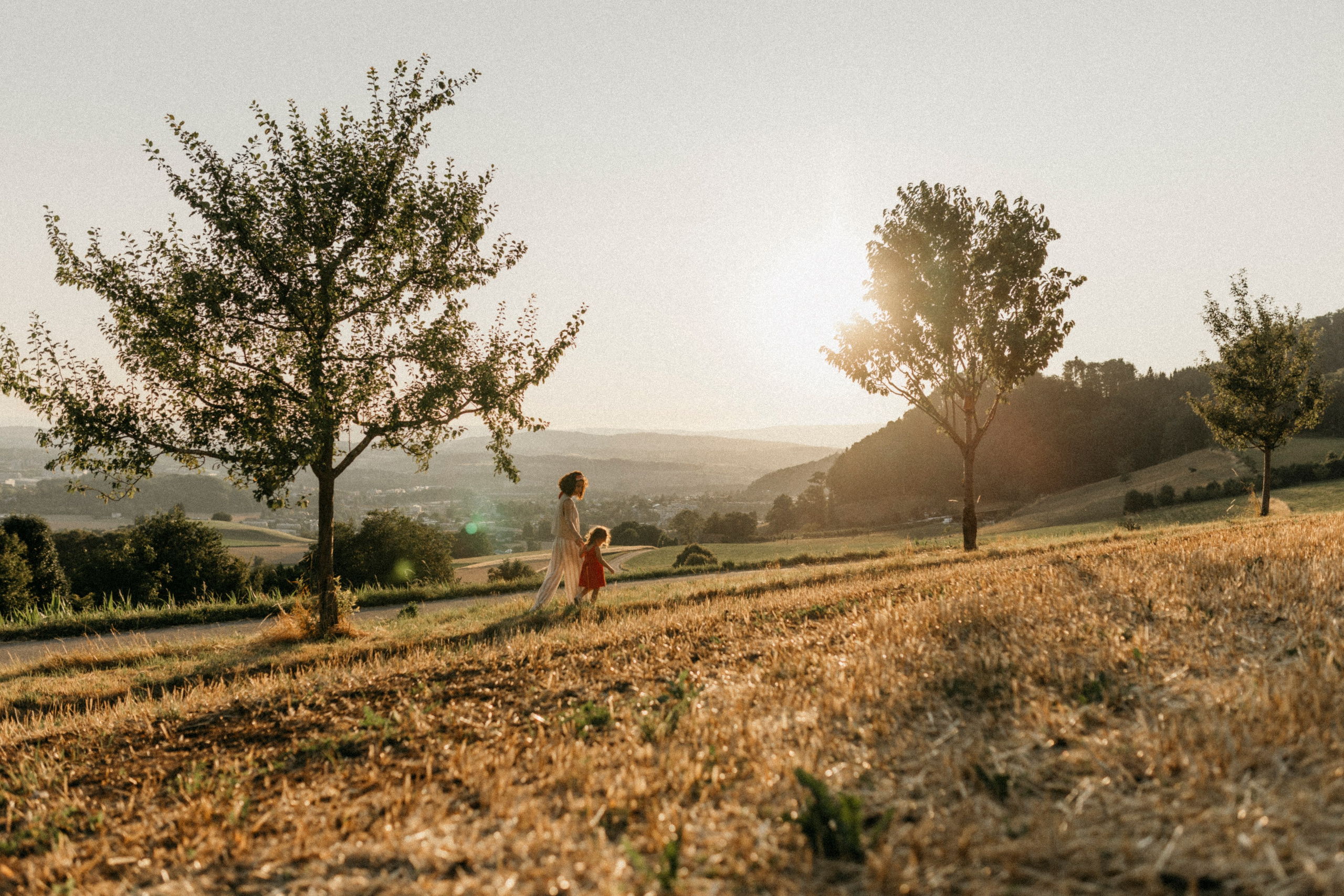 Polina Sobol — family & documentary photographer in Bern. Outdoor & urban photo sessions for families, kids and couples