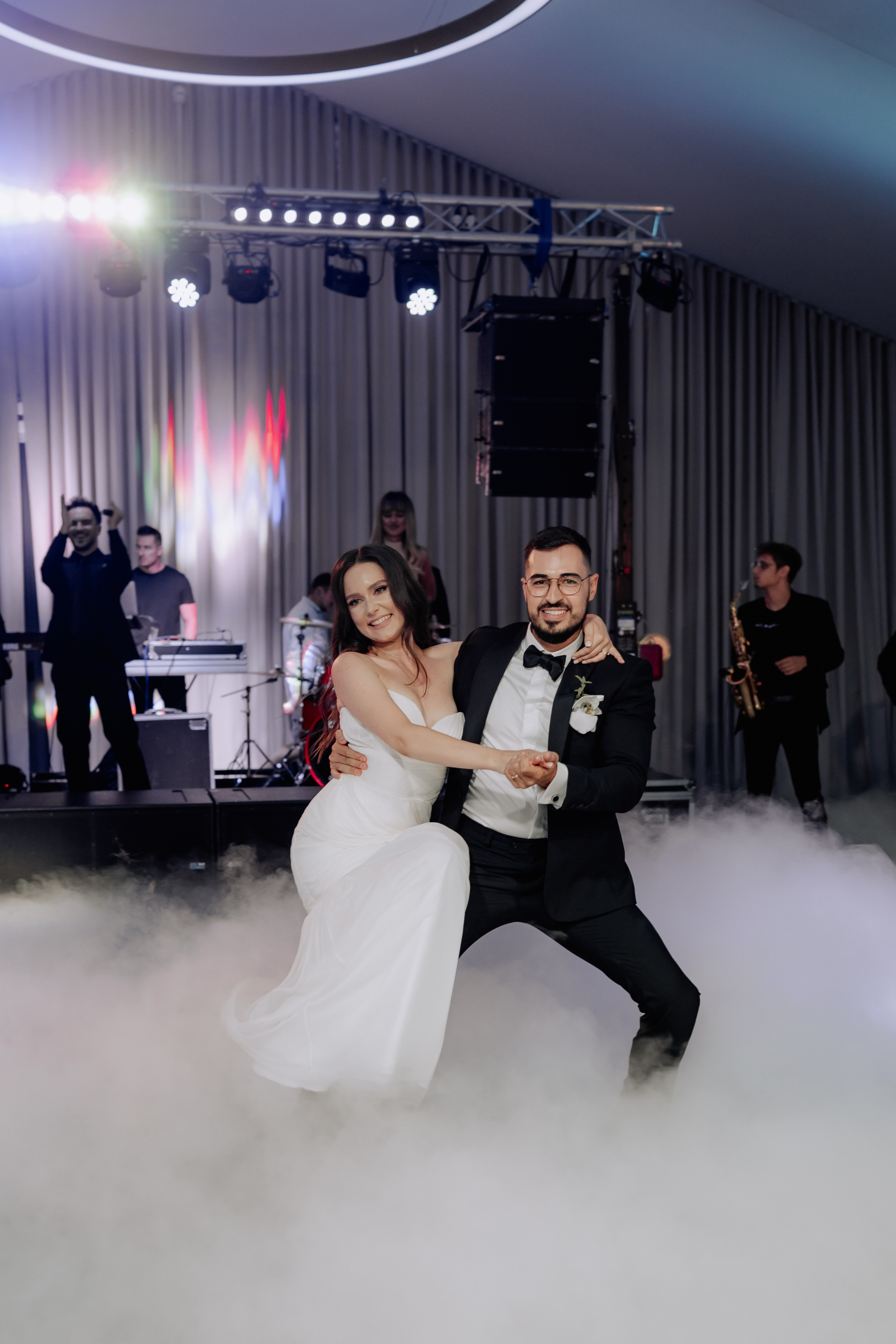 Cununie civila in aer liber , artificii de zi colorate , decor nunta , nunta la Hotel Traian. Proud Vision Weddings | Wedding Photography & Film — Servicii profesionale Foto Video Nunta Iasi