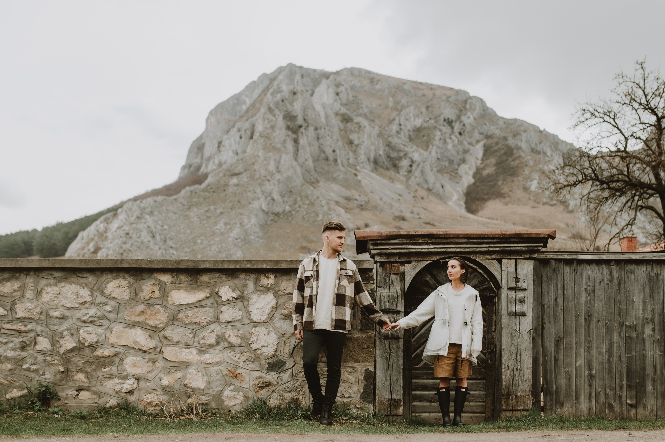 Sedinta foto de cuplu in munti, sedinta save the date pe munte. Proud Vision Weddings | Wedding Photography & Film — Servicii profesionale Foto Video Nunta Iasi