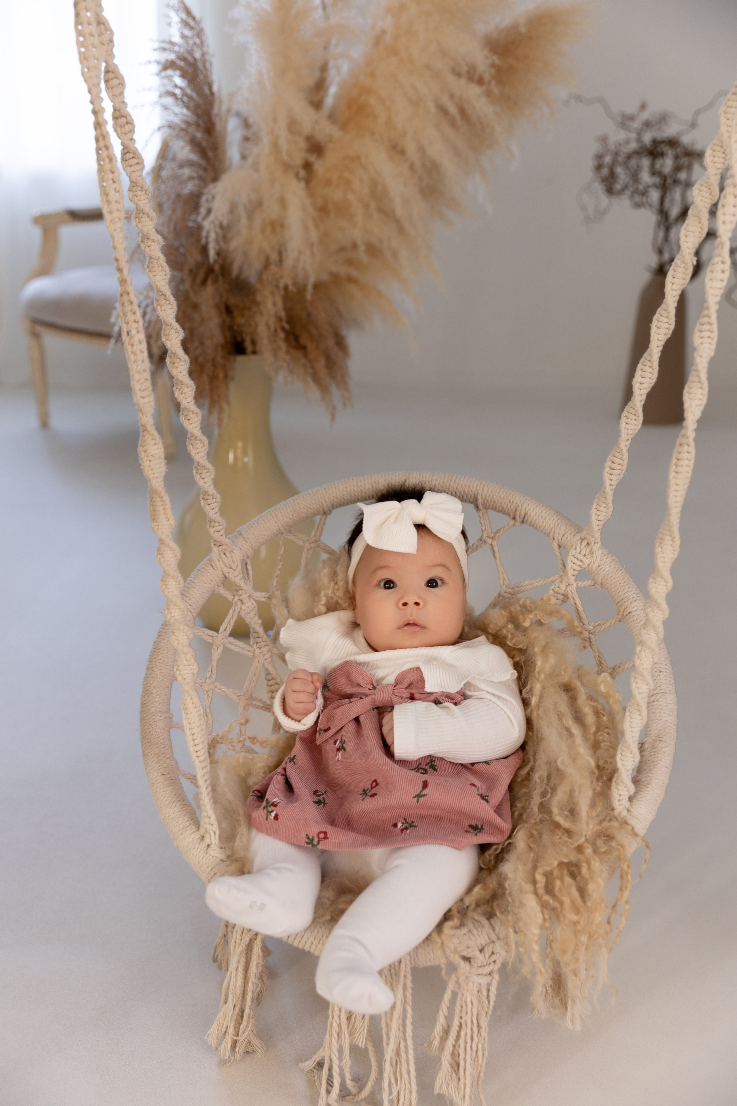 Professionelles Babyshooting in Hagen – 9 Monate altes Kind sitzt lachend auf einer Decke, natürliche Kinderfotografie