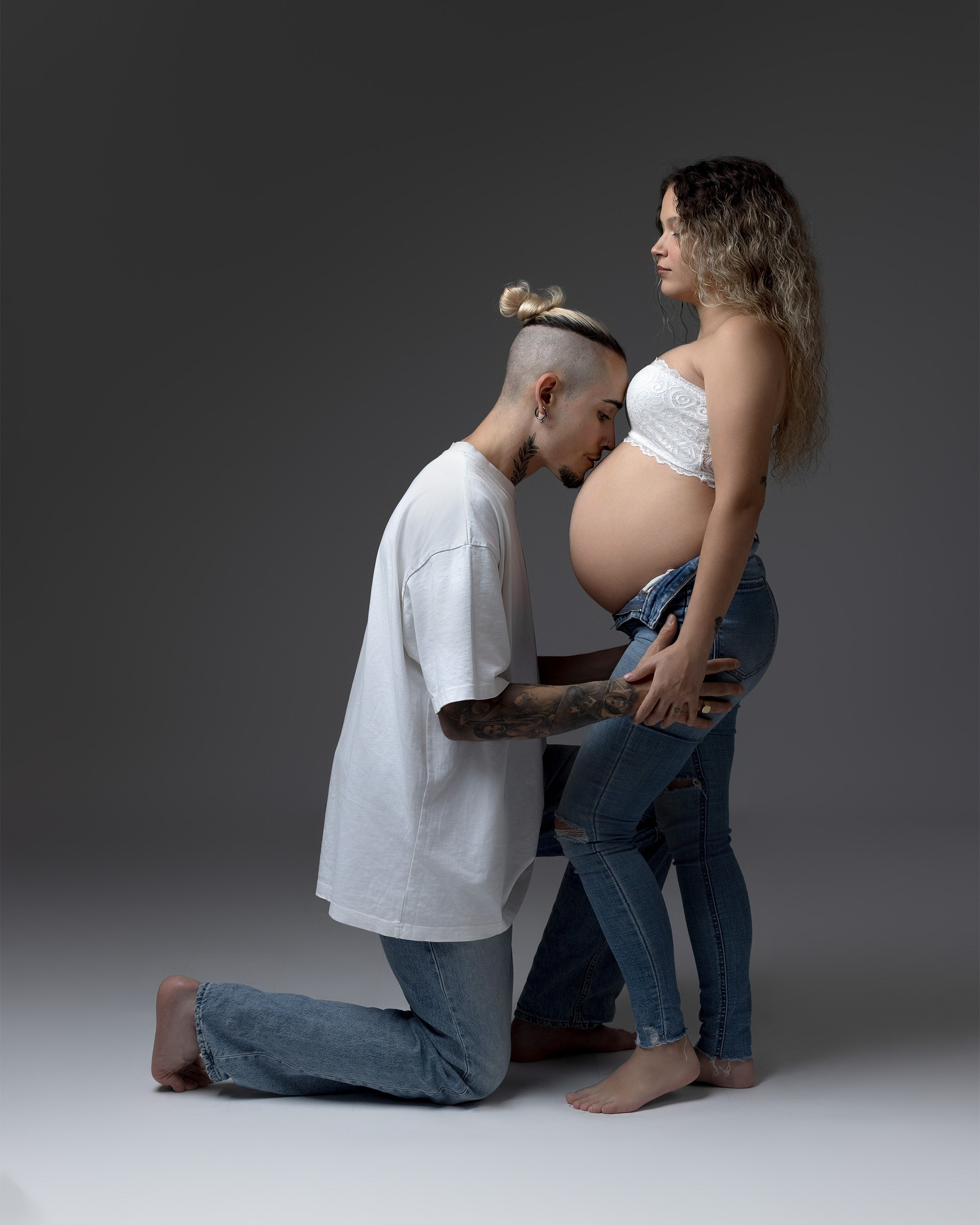 Embarazo y Maternidad sesiones de fotografía en estudio con pareja