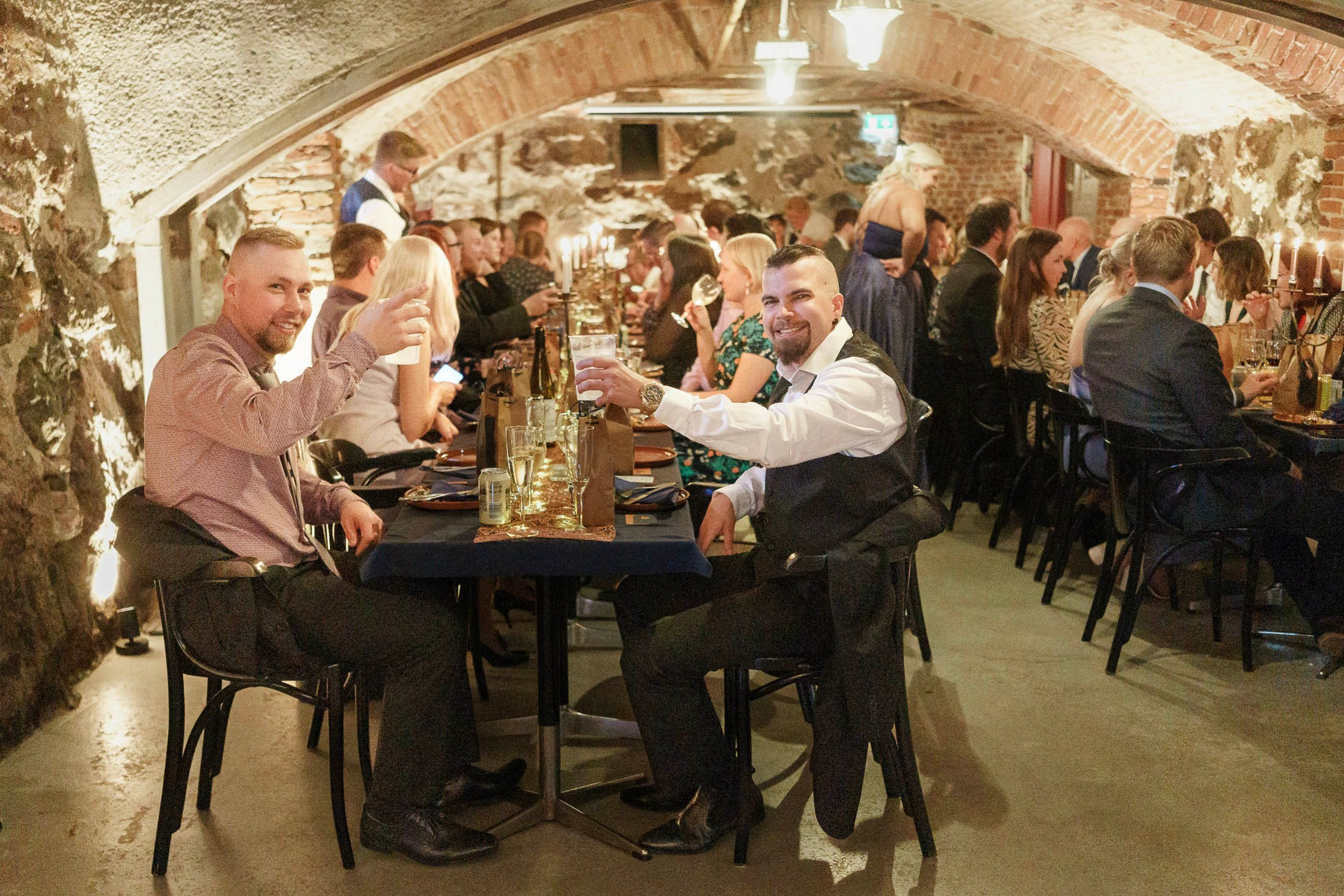 S&J, hääkuvaus Porvoon Tuomiokirkko ja Levinin kellari