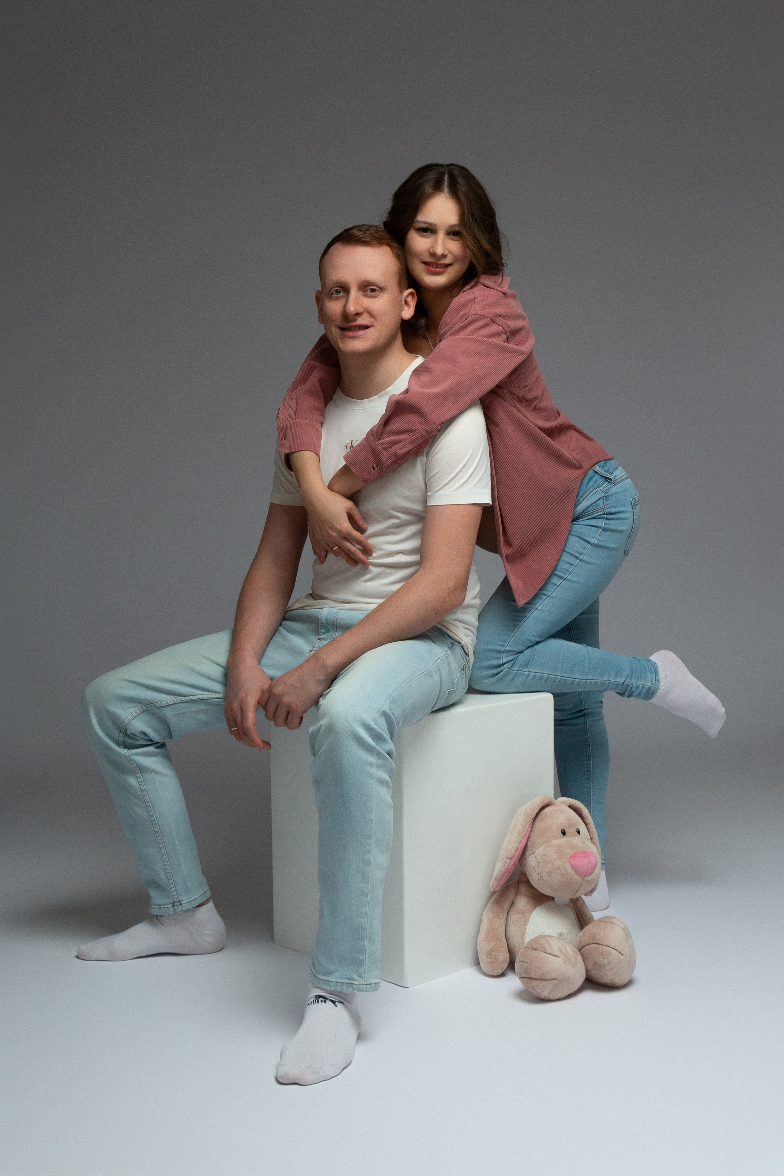 Zärtliche Umarmung  – Natalia und werdender Vater