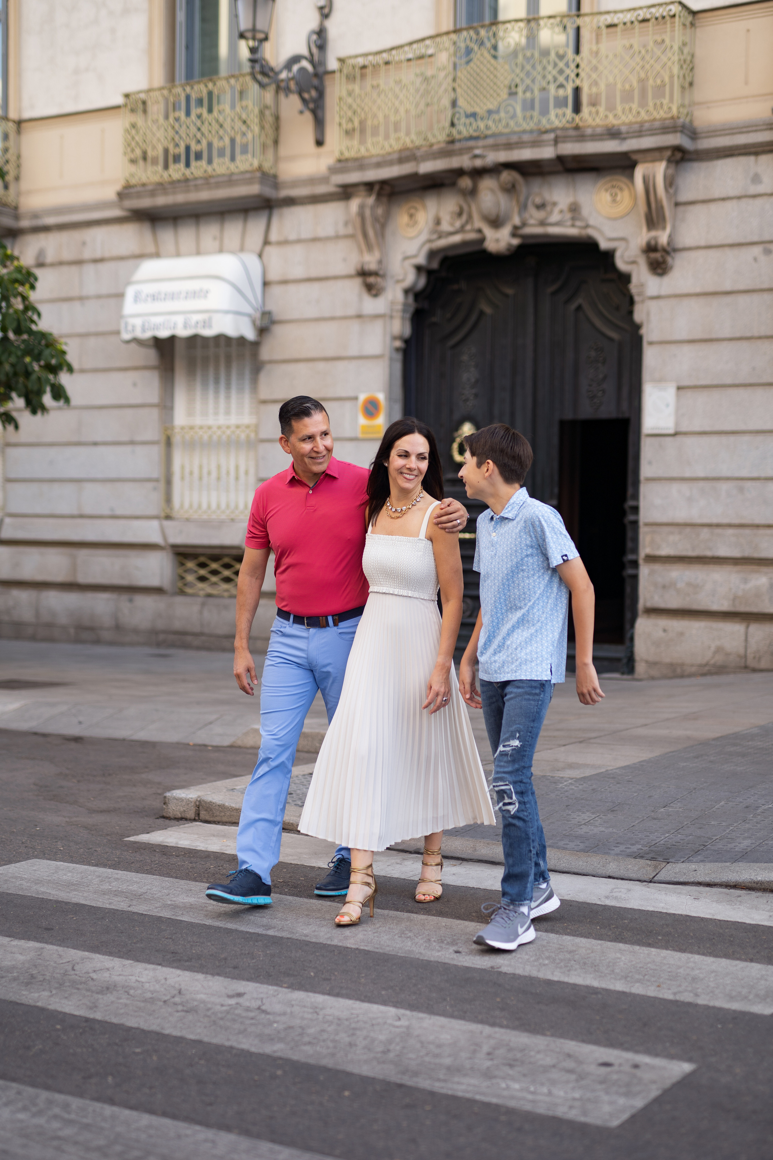 Tourist family photo shooting in Madrid. Photographer in Madrid, Spain. Alyona Belyaninova