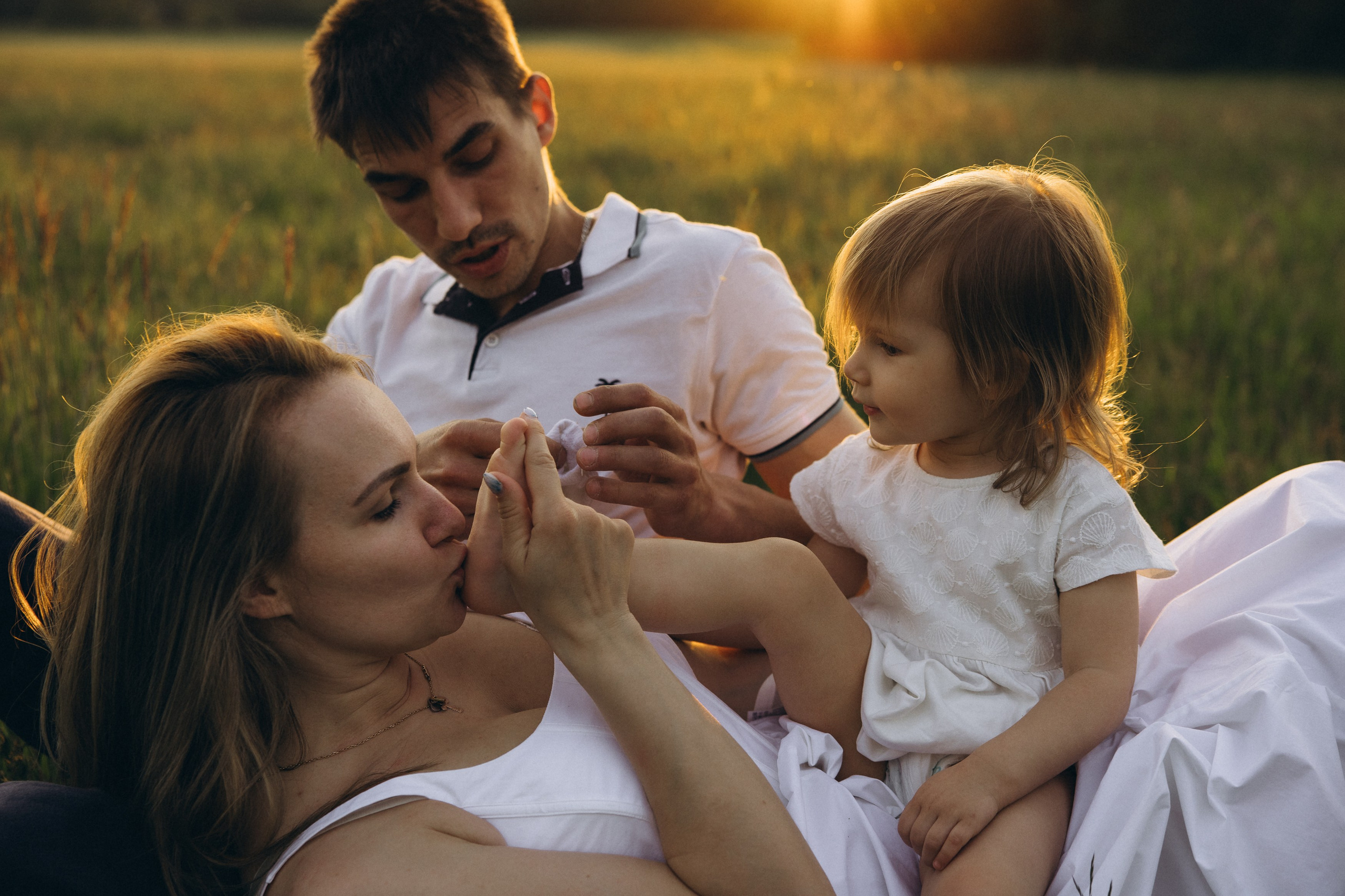 Familienshooting bei Sonnenuntergang. Familien & Hochzeitfotografin Nadja Holzmann