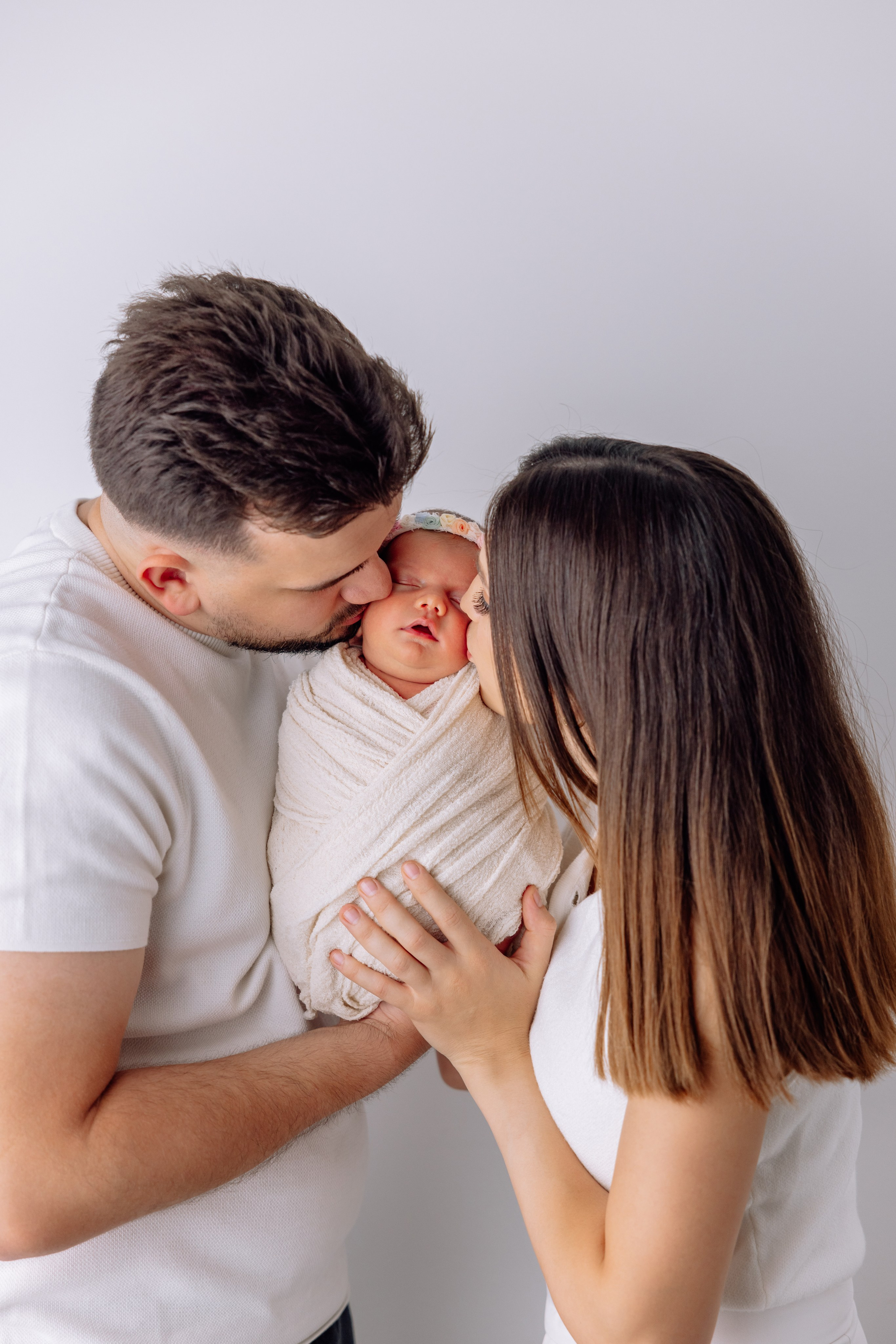 Zwei kleine Prinzessinnen mit Mama und Papa - Familienshooting zuhause. Hochzeitsfotograf München Taufe Familienfotograf Tanja Mauke