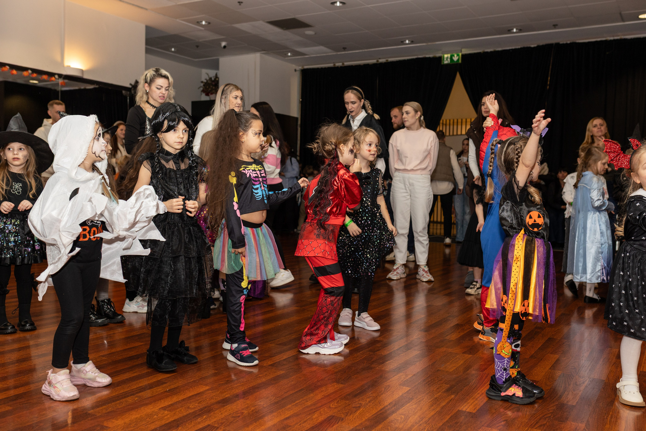 Leo dance studio Helloween 2025. Семейный и детский фотограф в Варшаве Мила Бобровская