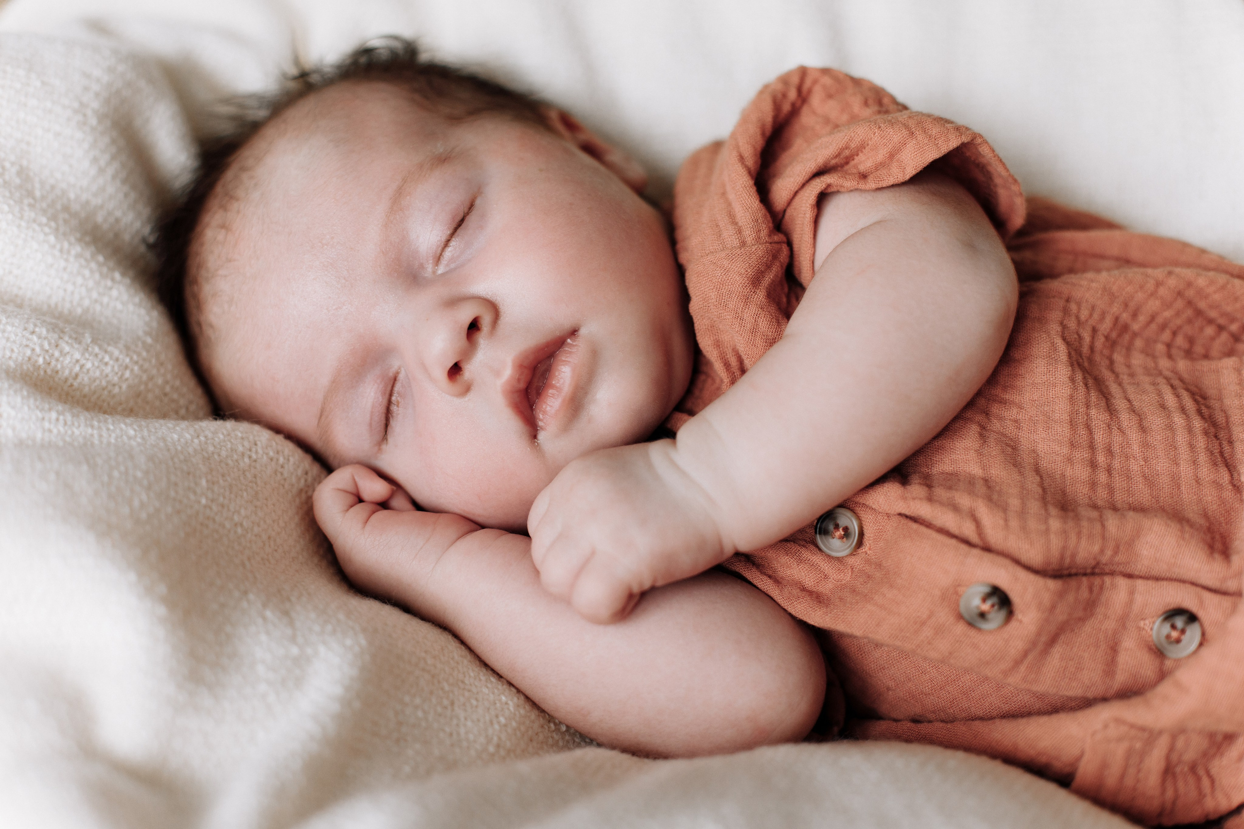 Kleines Baby schläft friedlich während des Neugeborenen-Fotoshootings.