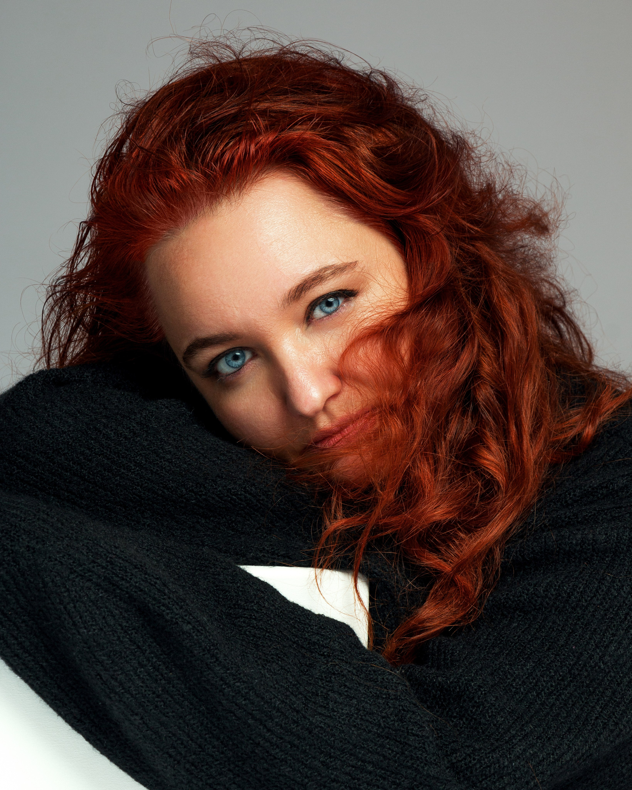 Stilvolles Studio-Portrait von Ksenia – leuchtende Augen und natürliche Ausstrahlung