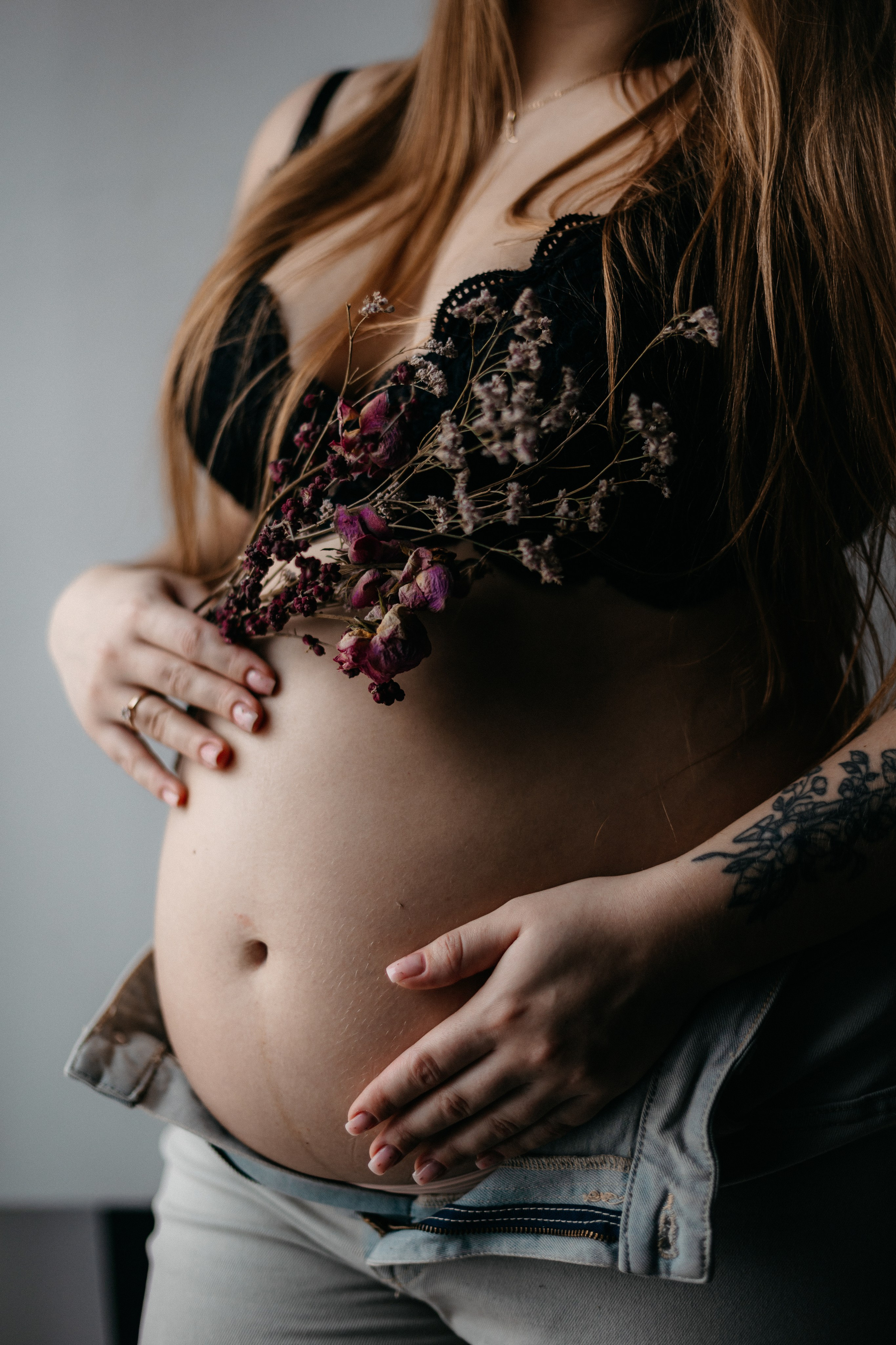 Pełna emocji fotografia sesja ciążowa lifestyle | Natalia Malinowska Fotografia | Augustów Warszawa. Natalia Malinowska Fotografia | Fotograf ślubny i rodzinny Augustów Warszawa