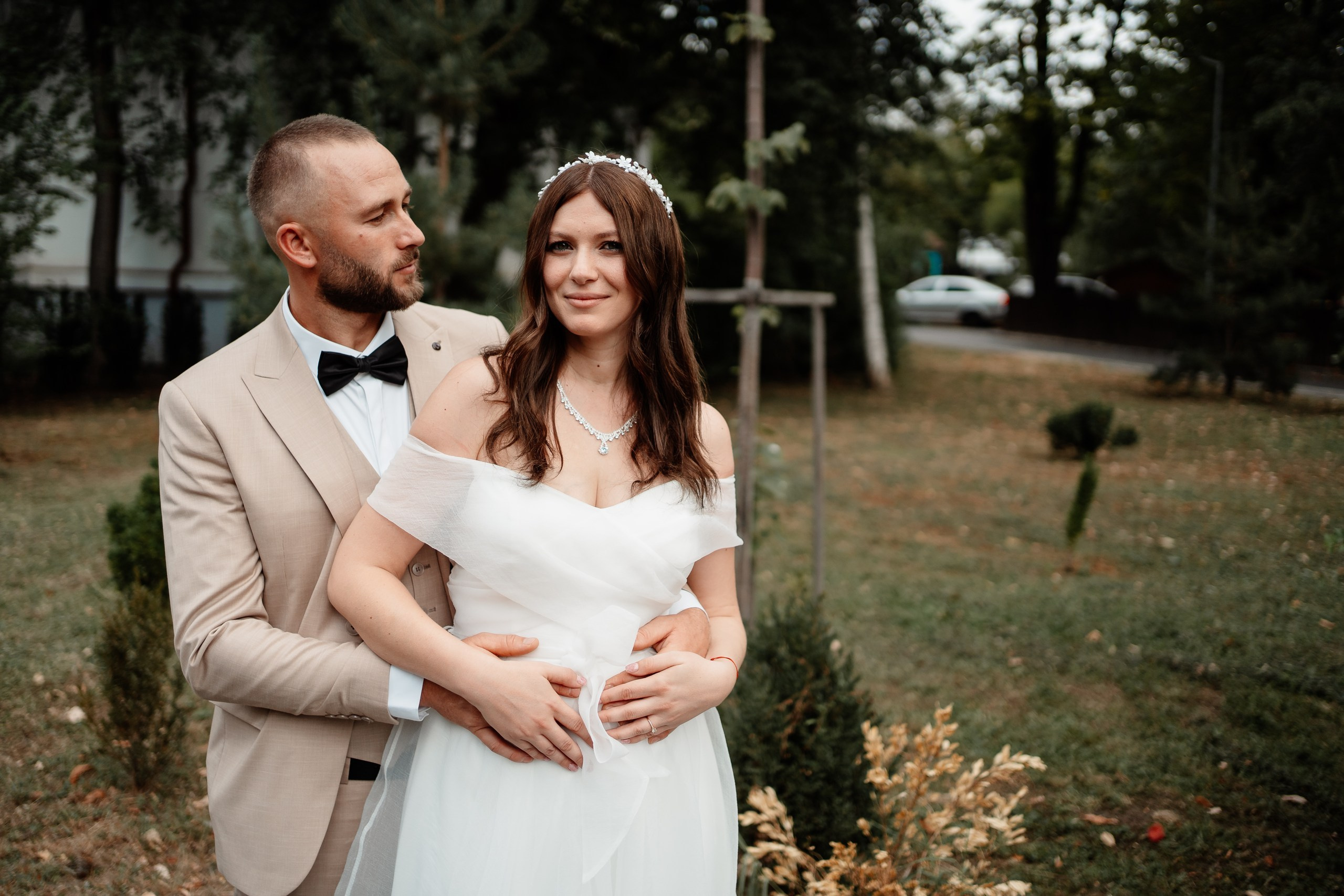 Miri fericiți în fața oficiului stării civile din Bucuresti, Sector 1, celebrând începutul unei noi vieți împreună. Fotografie de cununie civilă, capturând naturalețea și bucuria momentului special.