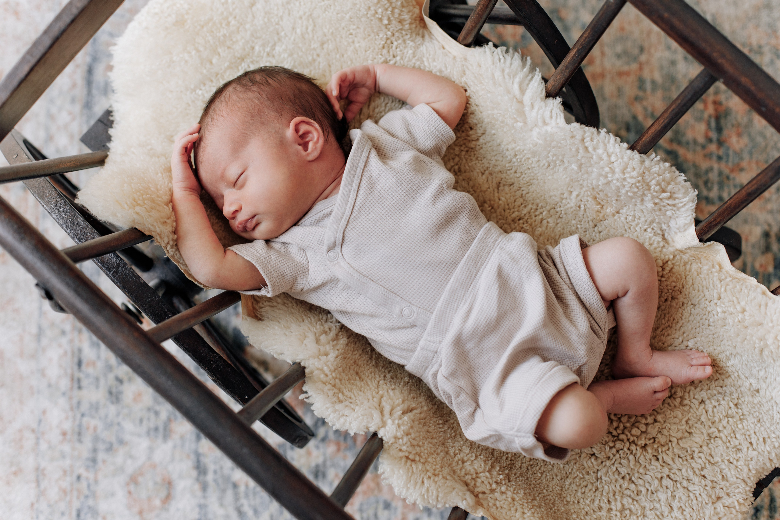 Baby schläft auf einem Lamfell.