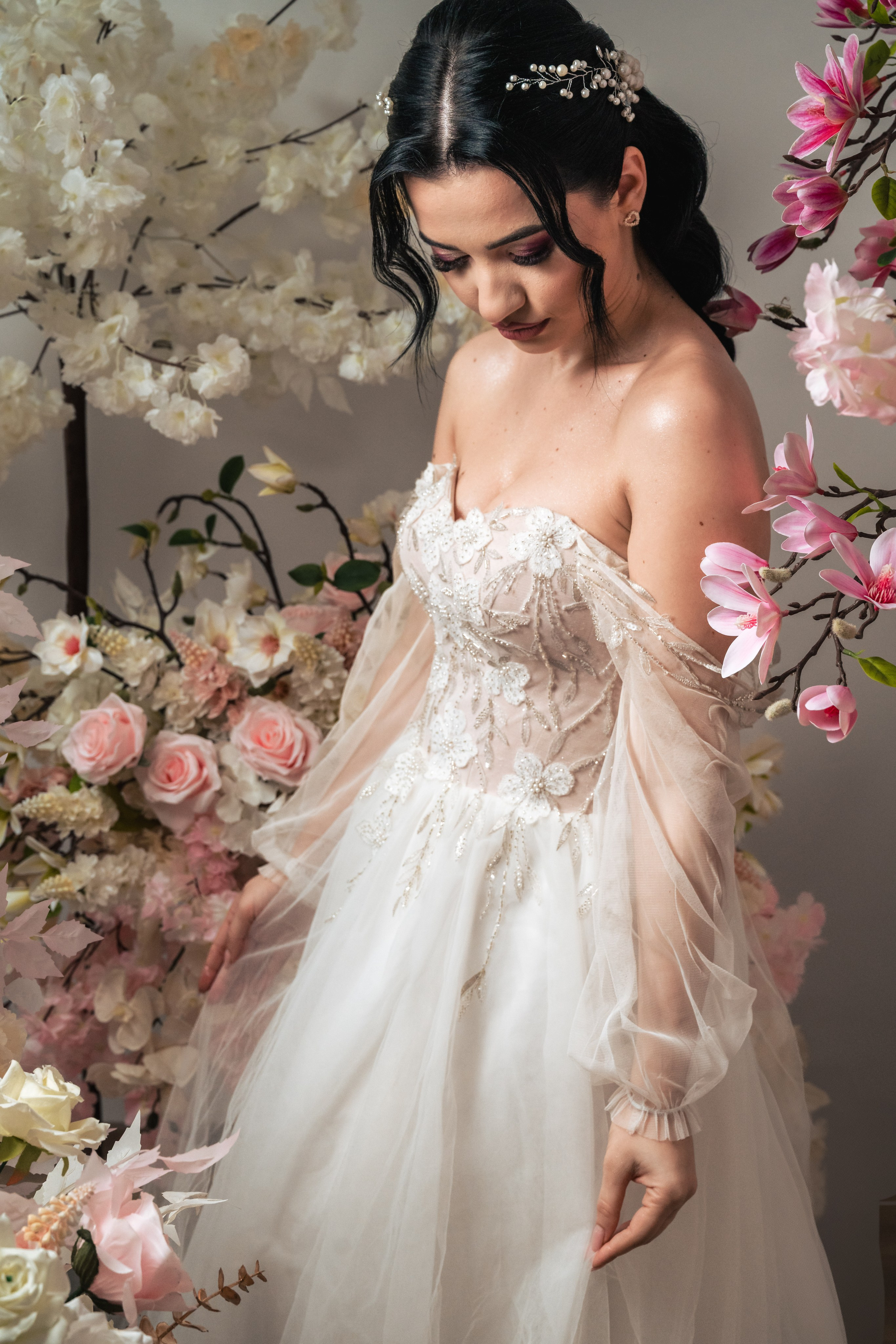 portret romantic mireasă în decor floral – fotograf Belgia