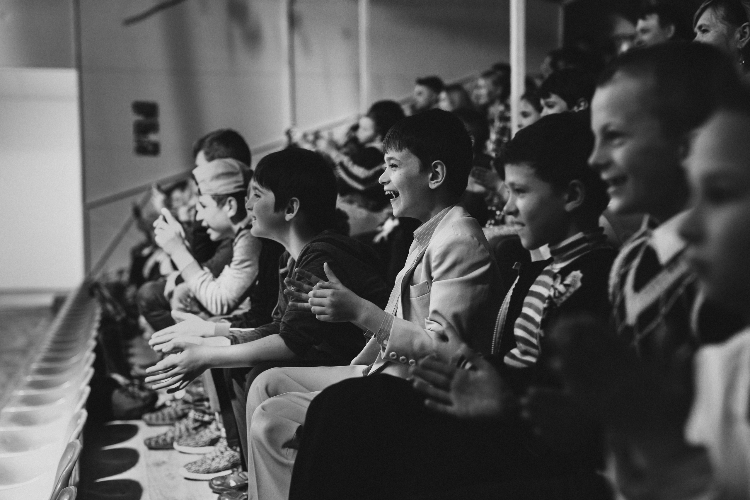 чёрно-белая  социальная фотография  «Доброе сердце» портрет мальчика смотрящего представление дельфинов радость дети