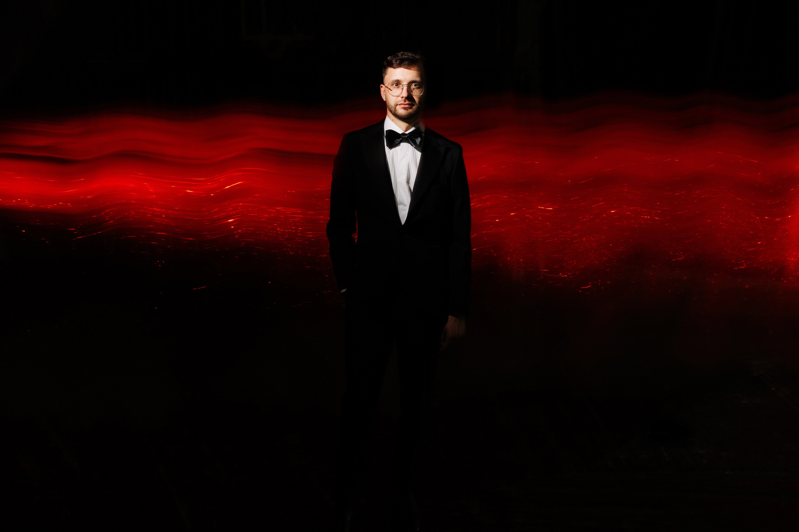 portret modern de nuntă a mirelui