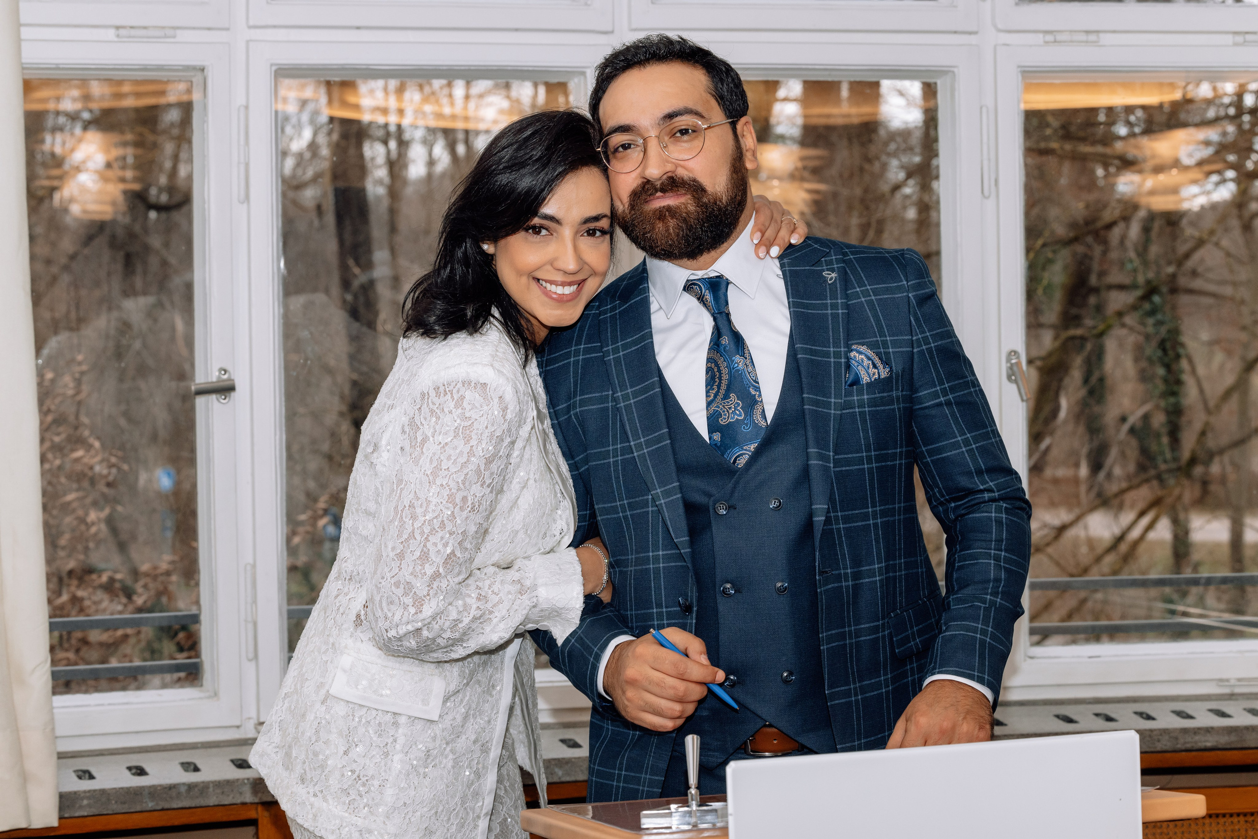 Braut umarmt ihren Bruder – emotionale Familienmomente Mandlstraße 14