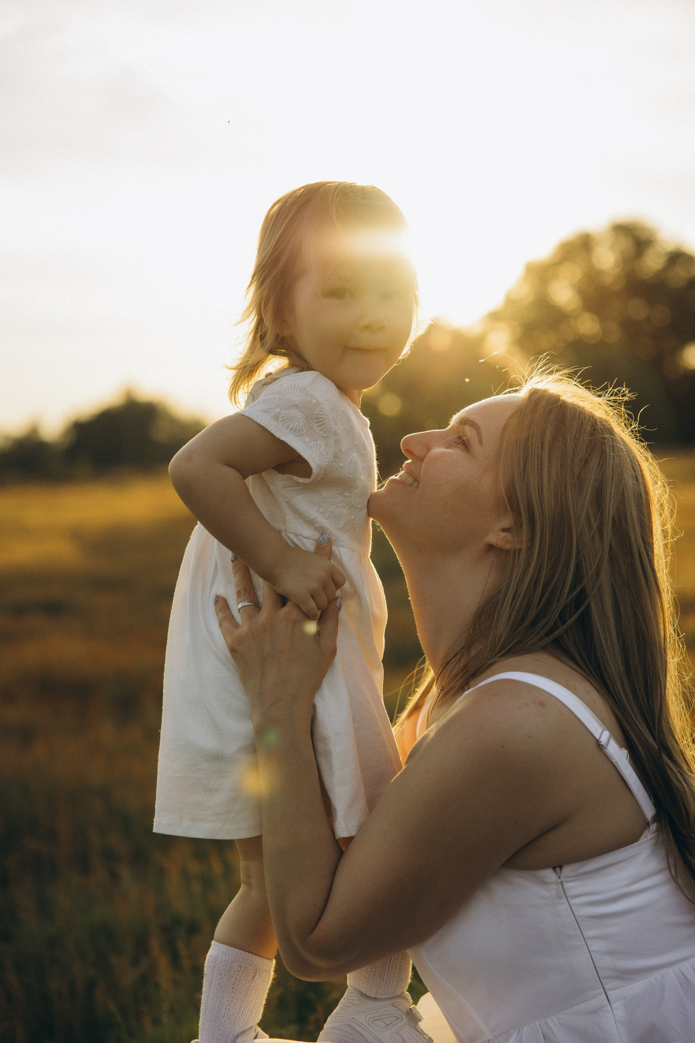 Familienshooting bei Sonnenuntergang. Familien & Hochzeitfotografin Nadja Holzmann