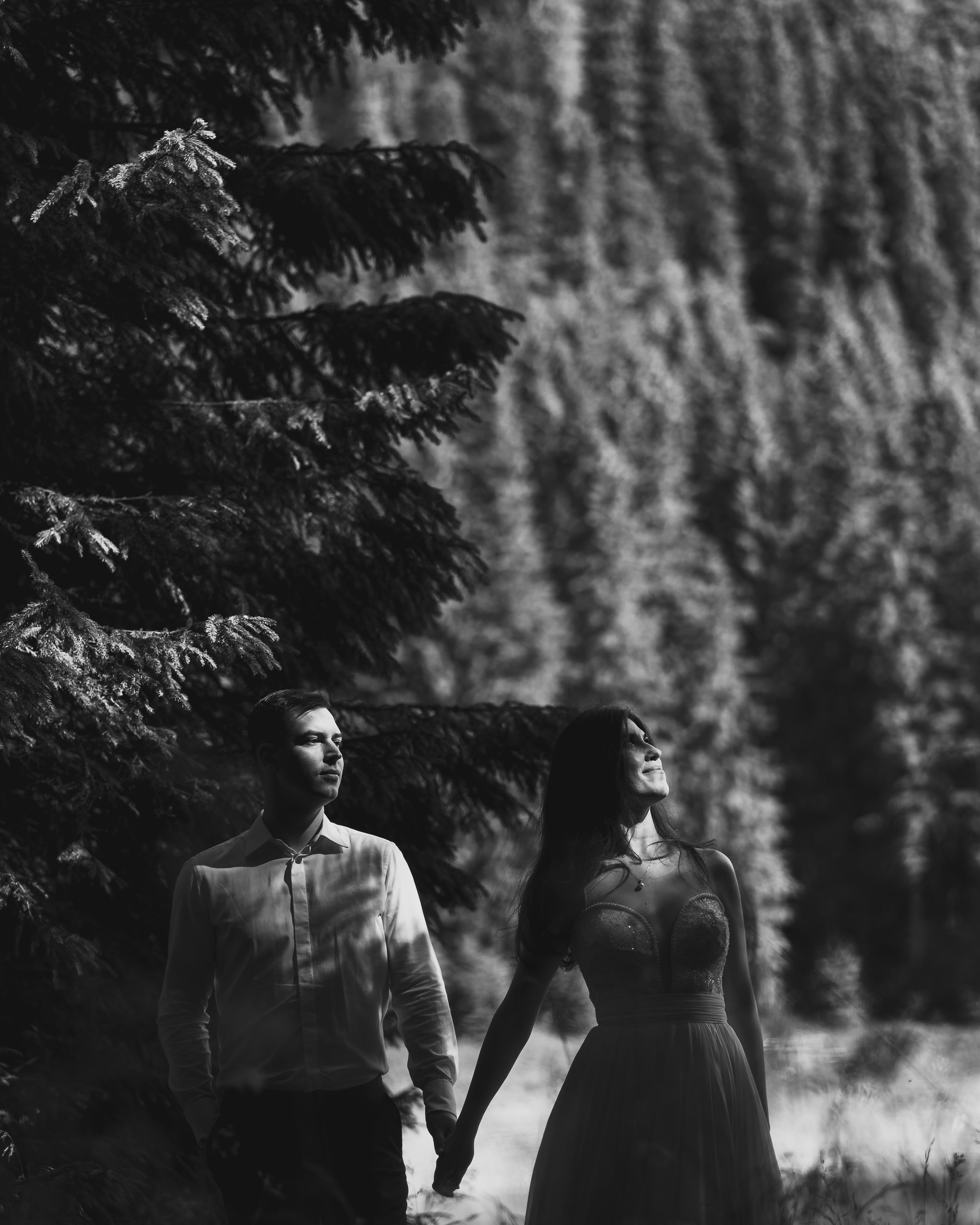 Moment emoționant între miri în ziua nunții, surprins într-un cadru natural și romantic, la Lacul Bolboci. Fotografie de nuntă profesională, editată artistic pentru a evidenția emoția și eleganța evenimentului.