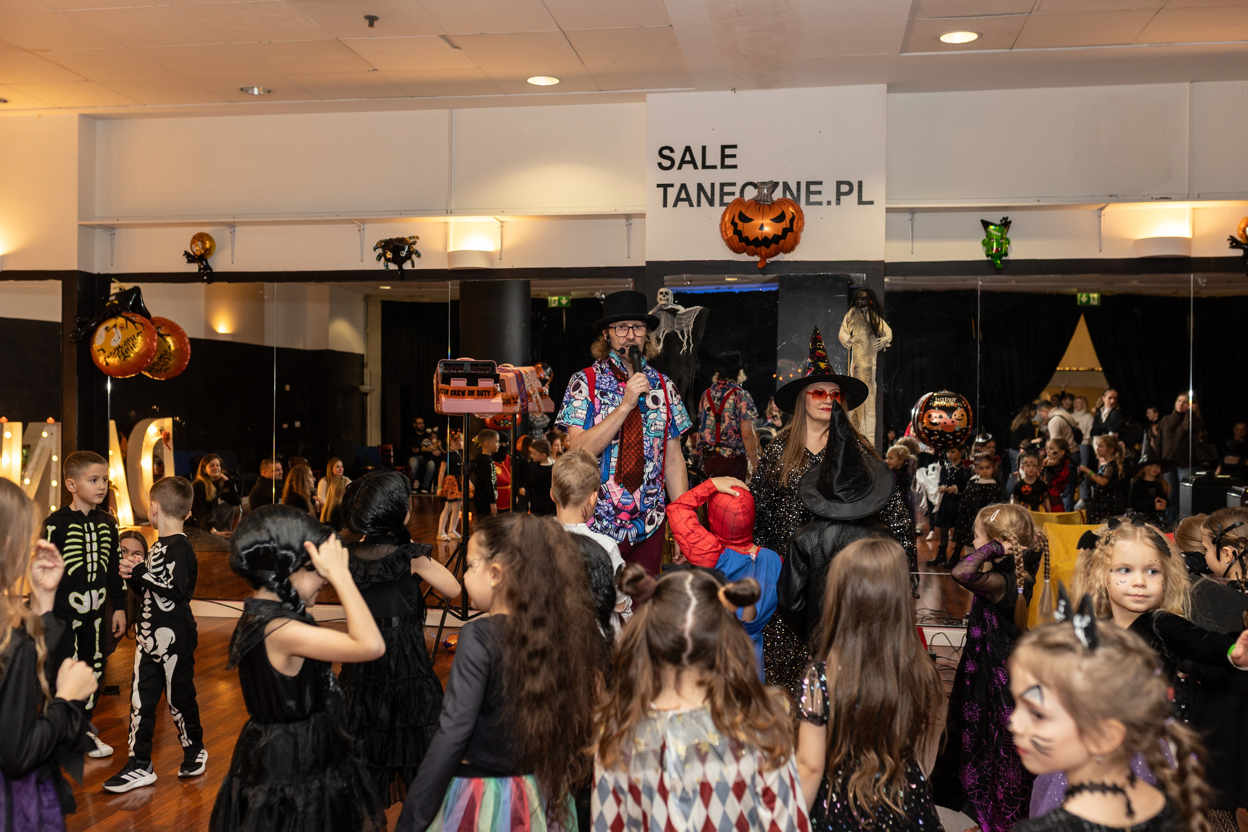 Leo dance studio Helloween 2025. Семейный и детский фотограф в Варшаве Мила Бобровская