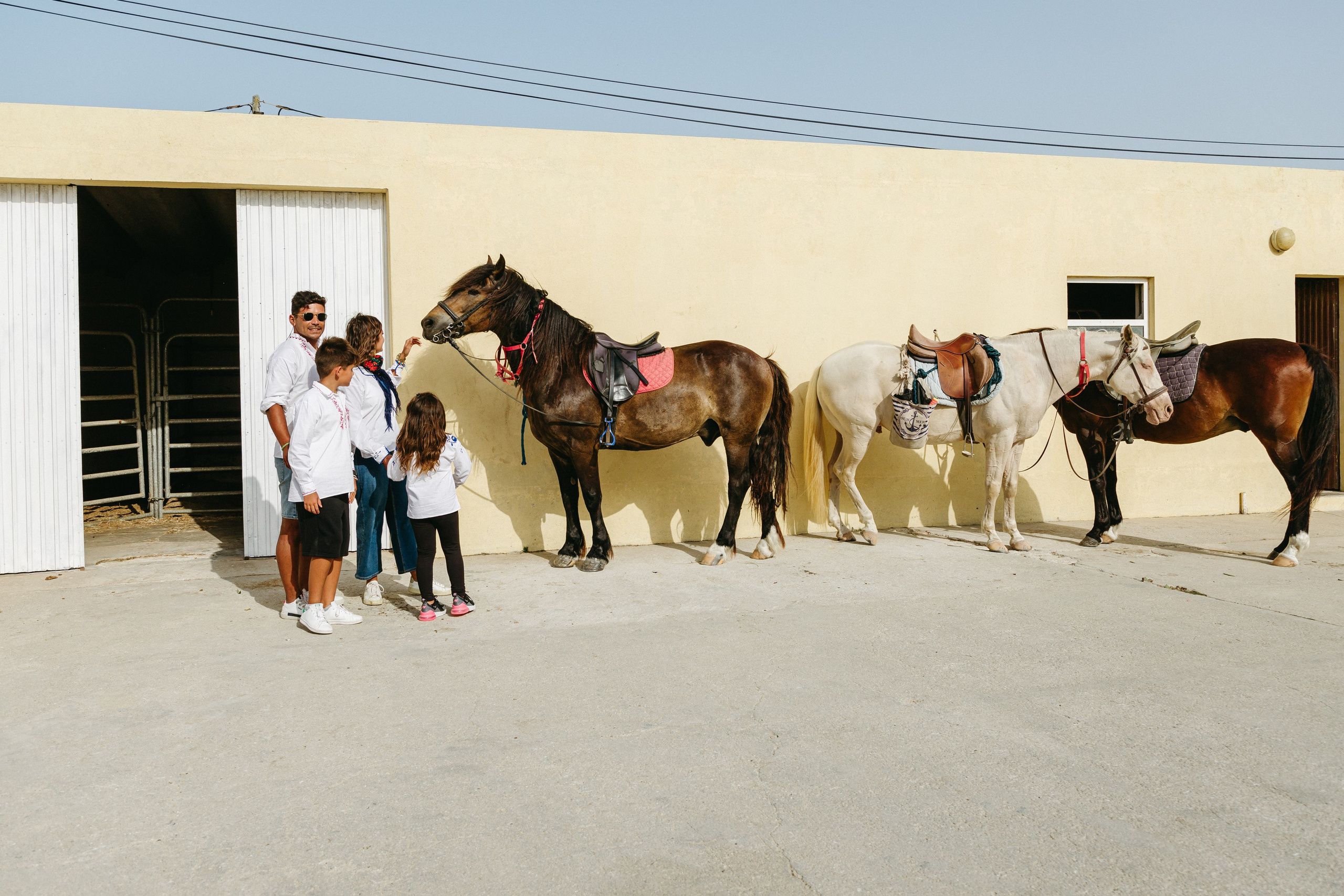 Marlene & Tiago com filhos. Passeios a Cavalo na Praia Peniche | Eco Salgados Agroturismo