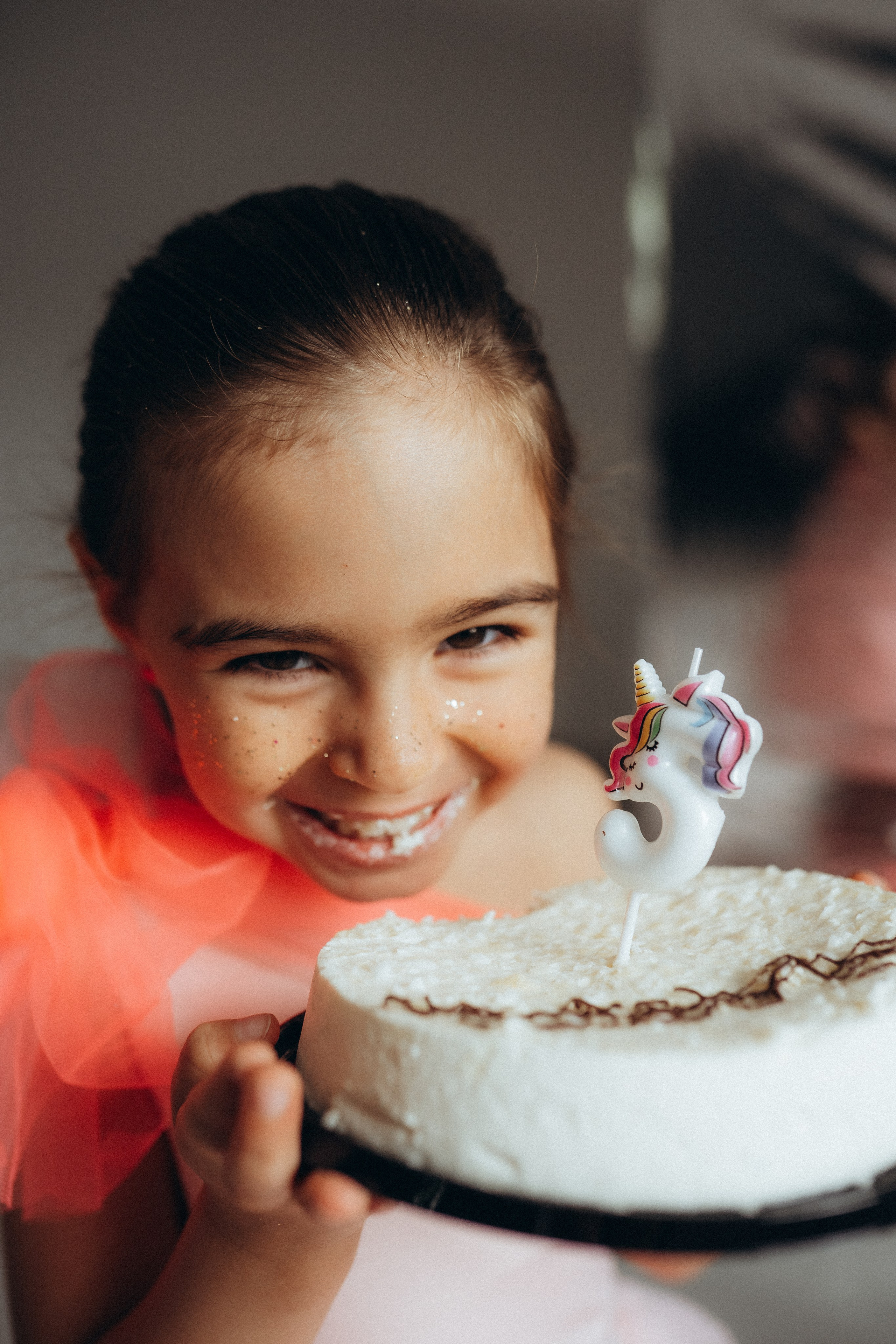 Bambina di 5 anni che sorride durante un servizio fotografico di compleanno a Gallarate