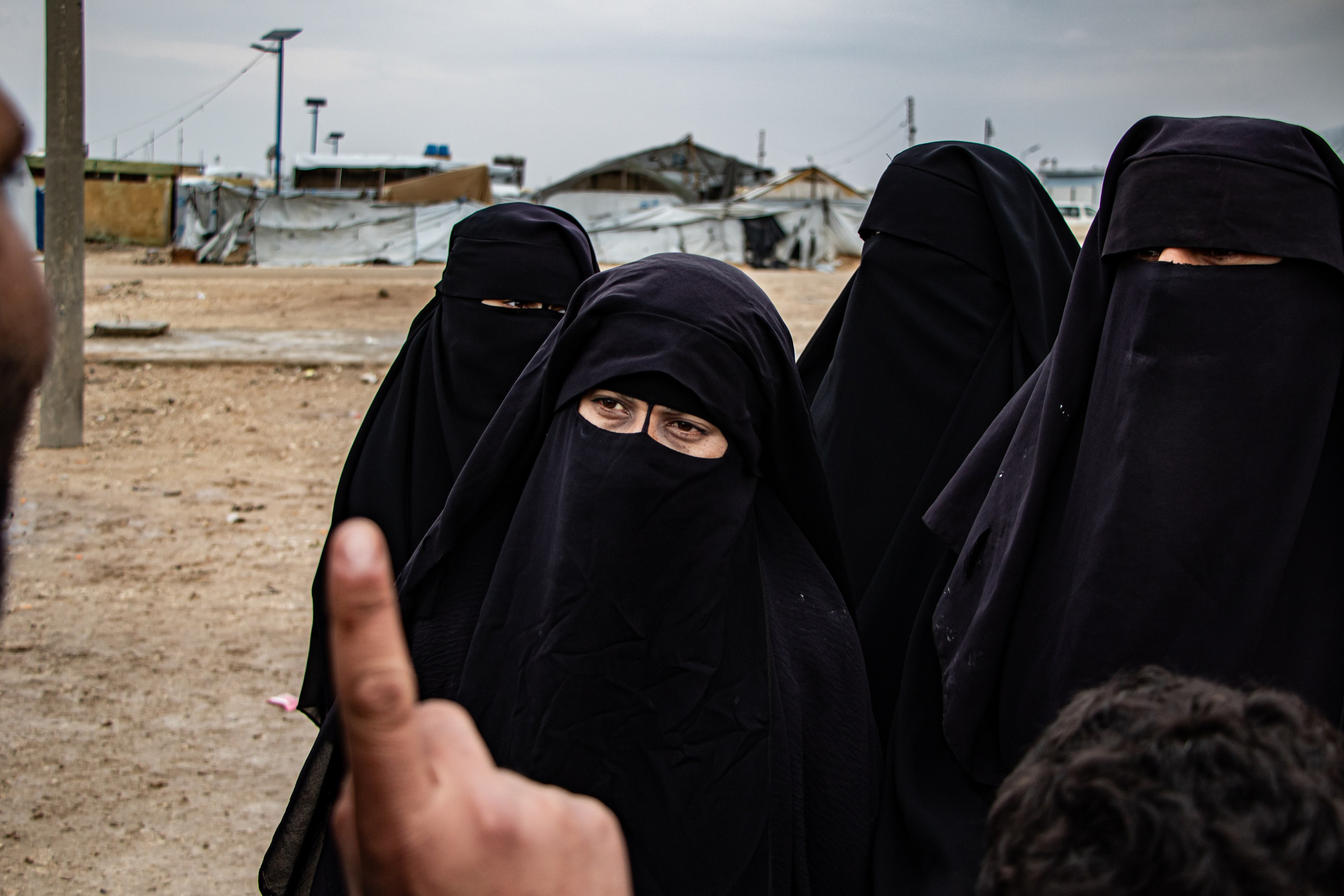 Des femmes expliquent leurs situations dans la section iraquienne / syrienne du camps Al-Hol, prisonniers de Daesh, dans le Rojava Kurdistan Syrien.