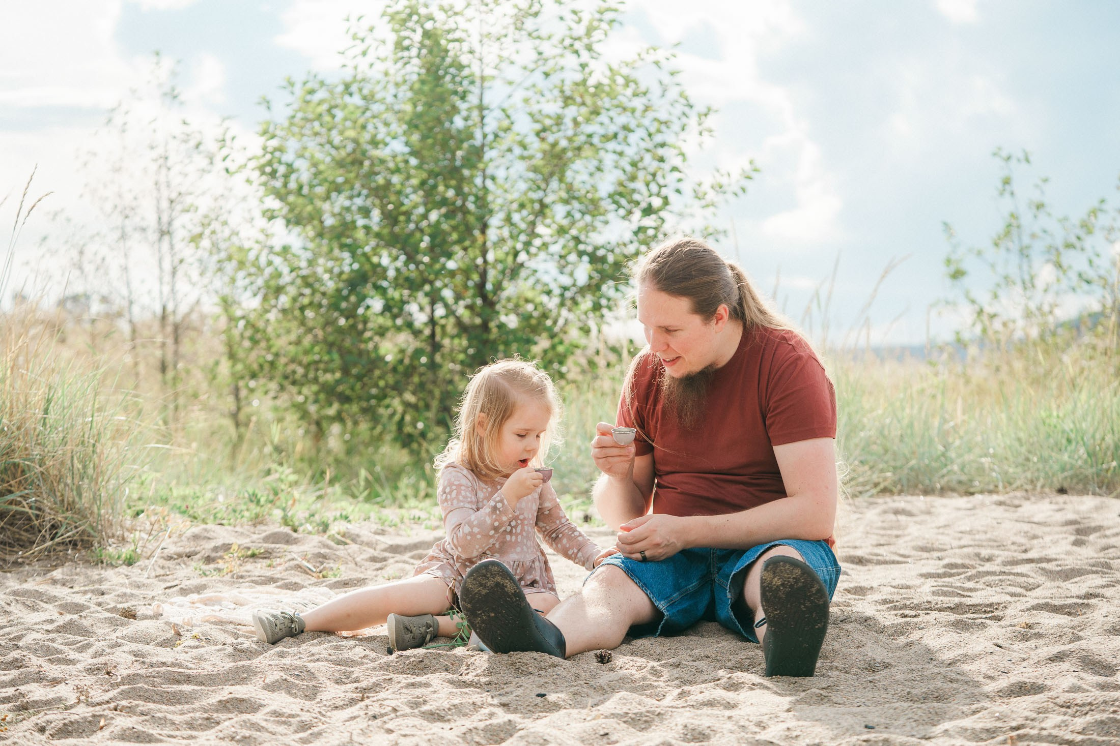 Perhekuvaus meren rannalla