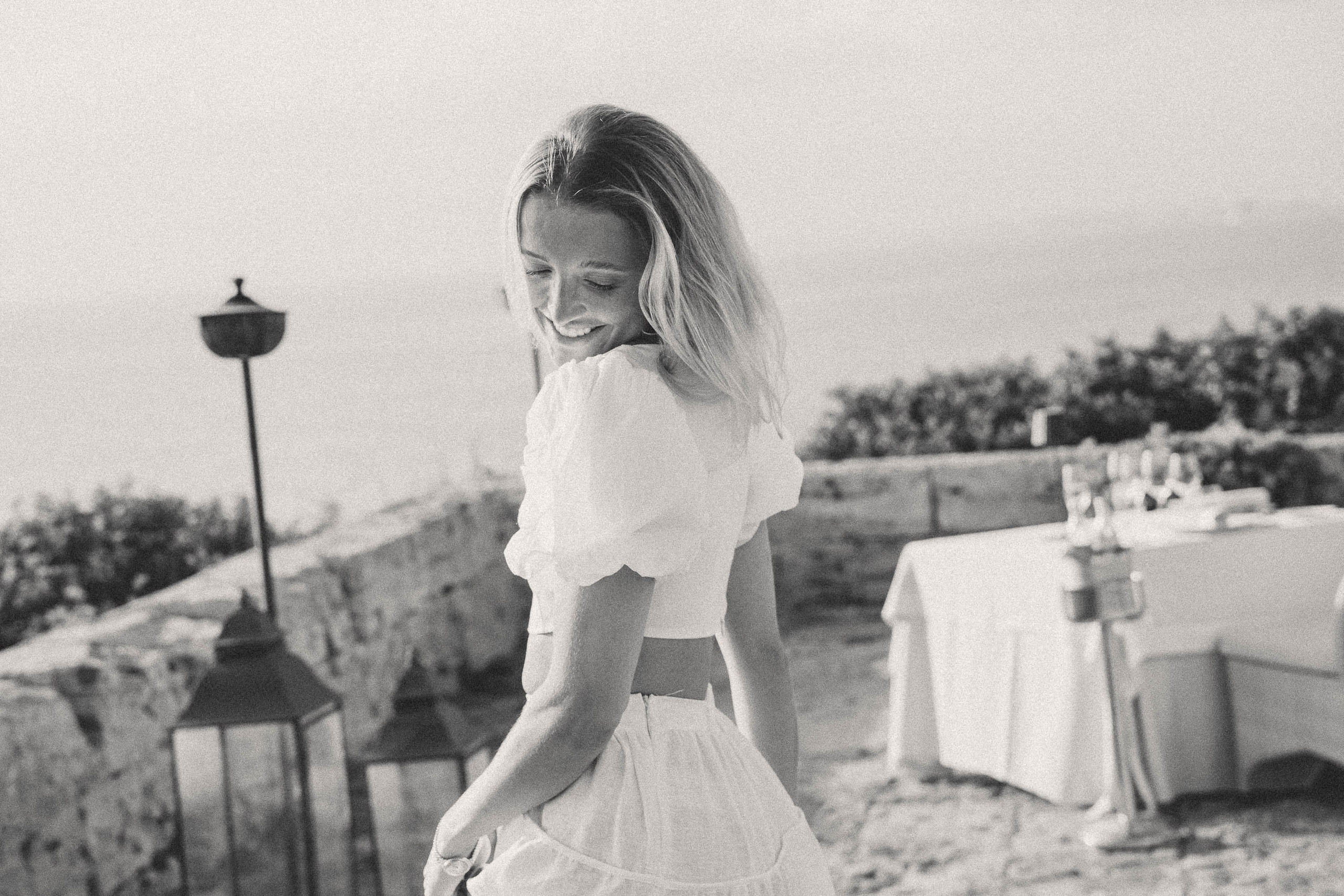 The bride is delighted with her proposal at the Hotel Cap Rocat. 