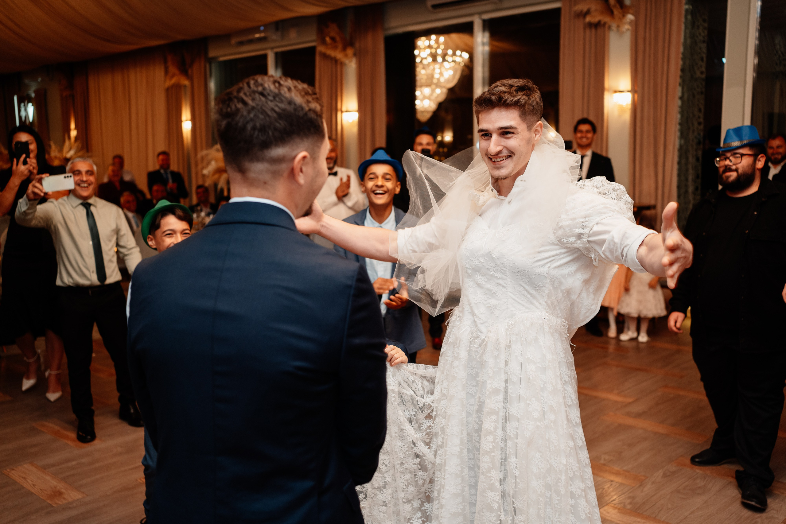 Moment emoționant între miri în ziua nunții, surprins într-un cadru natural și romantic, la Reina Events. Fotografie de nuntă profesională, editată artistic pentru a evidenția emoția și eleganța evenimentului.