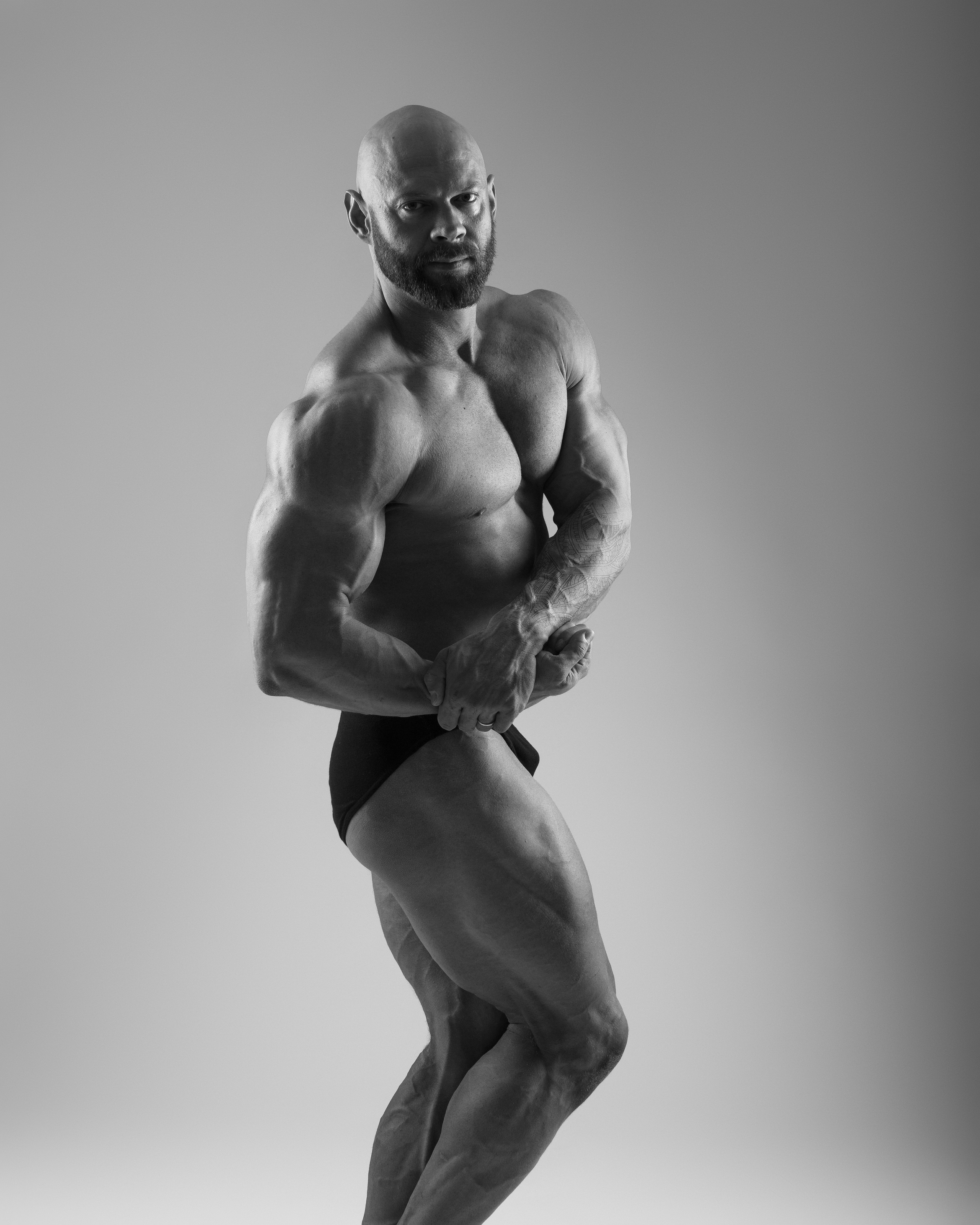 Ausdrucksstarkes Porträt eines Bodybuilders – starke Formen und Schatten