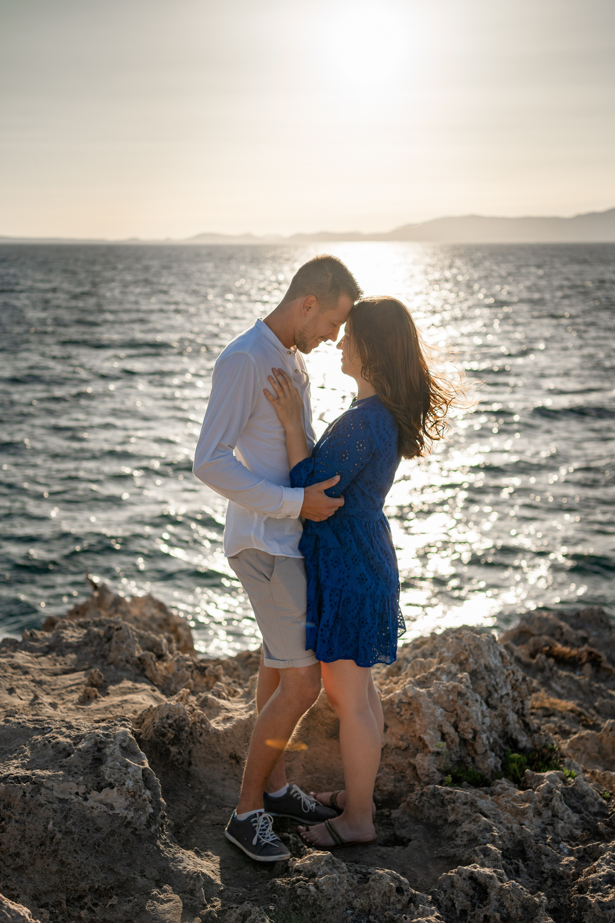 Romantischer Heiratsantrag auf Mallorca – Überraschung am Meer. Deine Fotografin auf Mallorca für Familien und Business