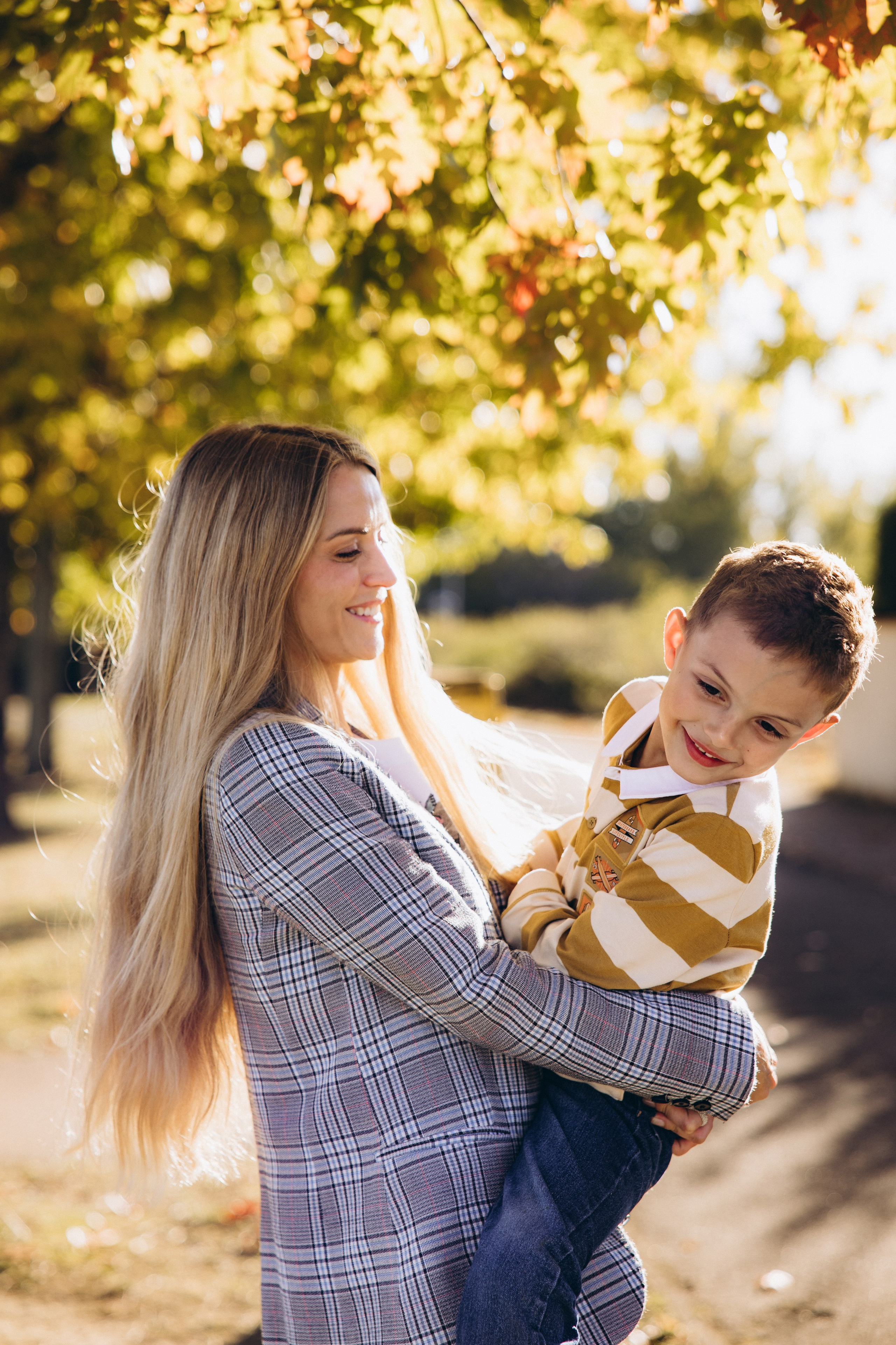 Autumn mother-son family photoshoot in Toulouse. Eugenie Smirnova — wedding, corporate and lifestyle photographer in Toulouse and Southwest France