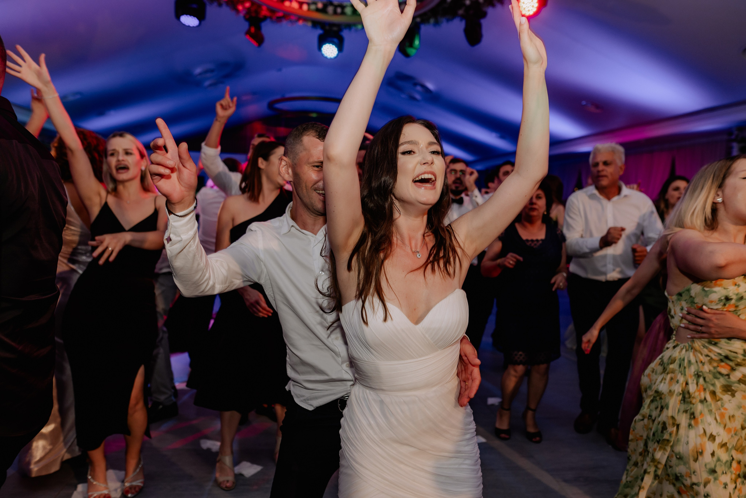 Cununie civila in aer liber , artificii de zi colorate , decor nunta , nunta la Hotel Traian. Proud Vision Weddings | Wedding Photography & Film — Servicii profesionale Foto Video Nunta Iasi