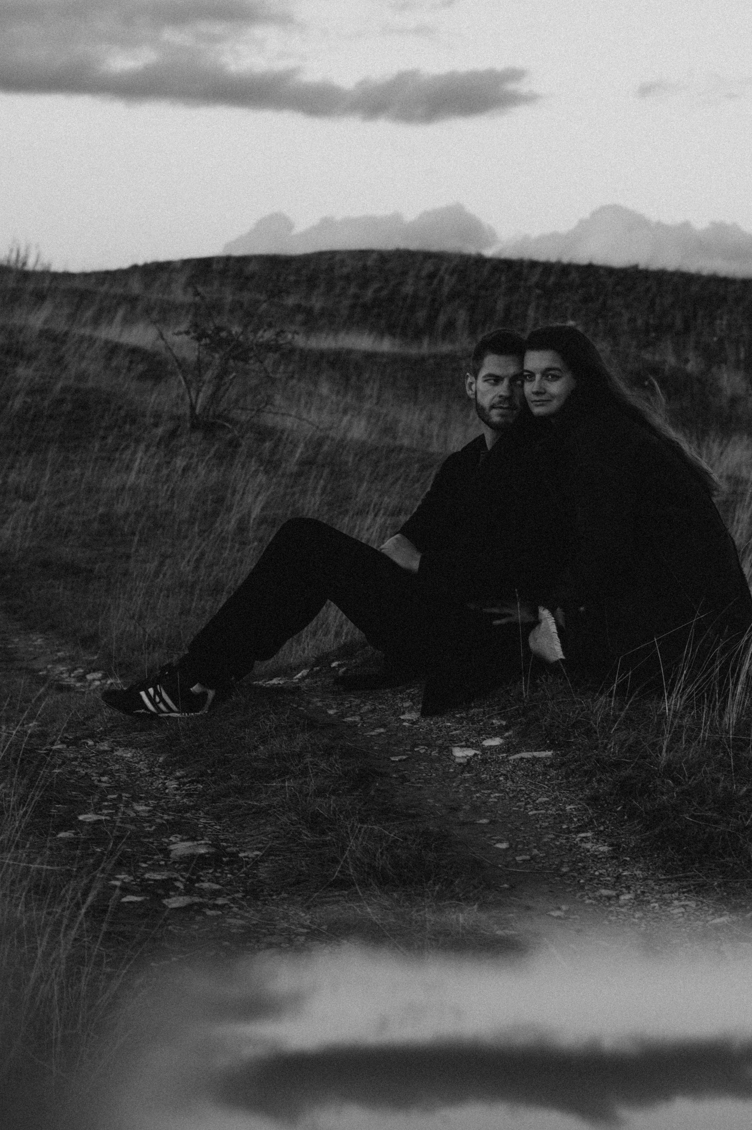 Wenn der Wind flüstert | Paarshooting am Gelben Berg. Фотограф в Нюрнберге Ирина Менерт из Ансбаха